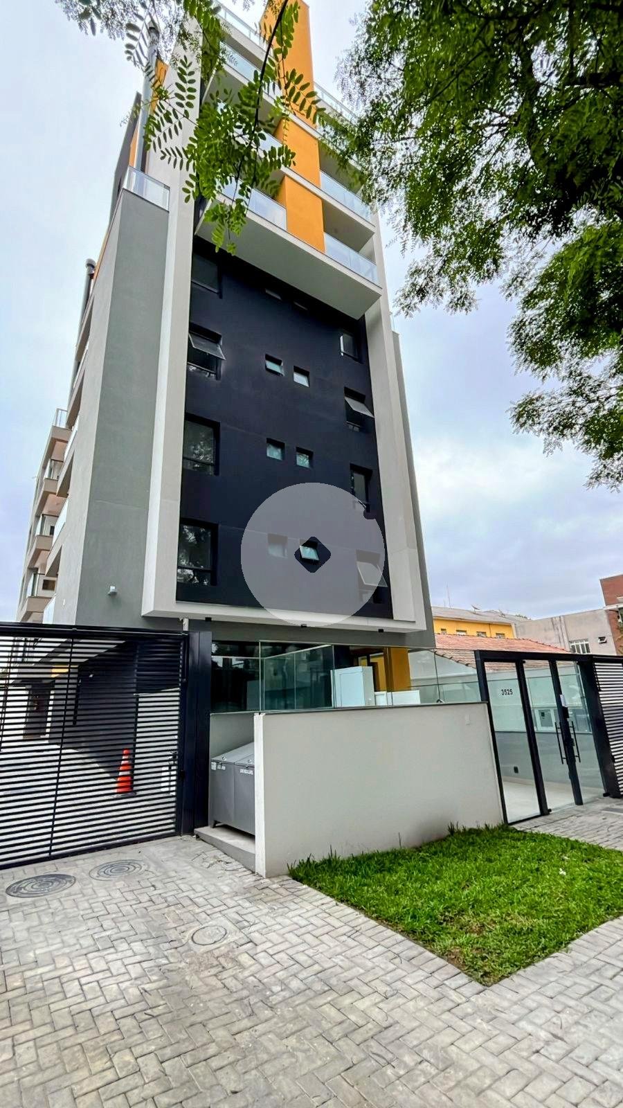 Studios na Vila Izabel, metragem diferenciada e sacada ampla com churrasqueira
