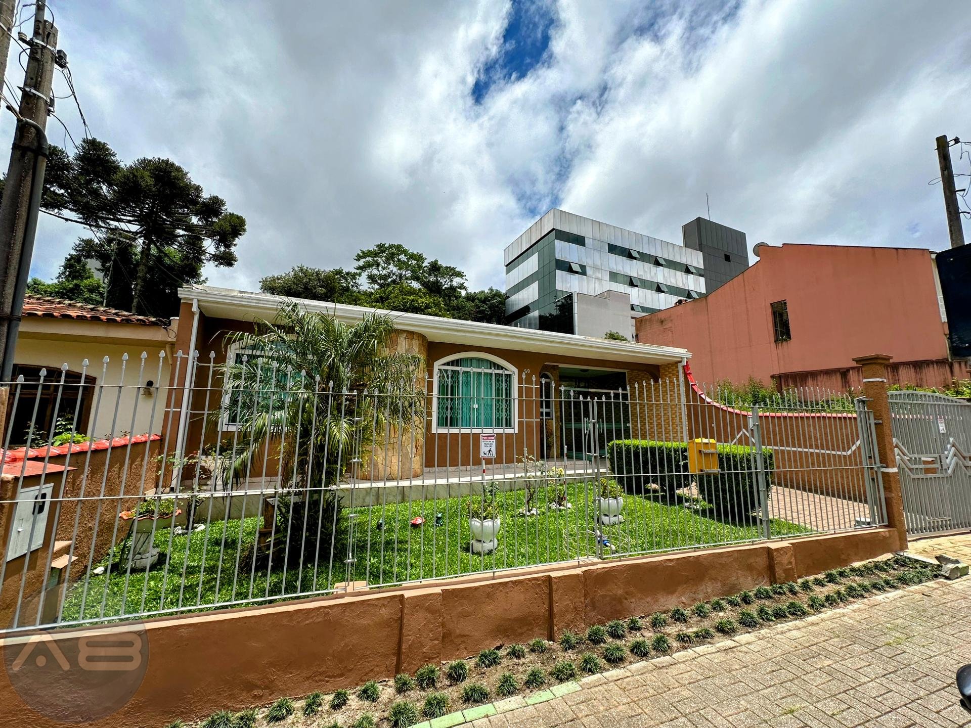 Residência Térrea no Portão a 100 metros da Arthur Bernardes