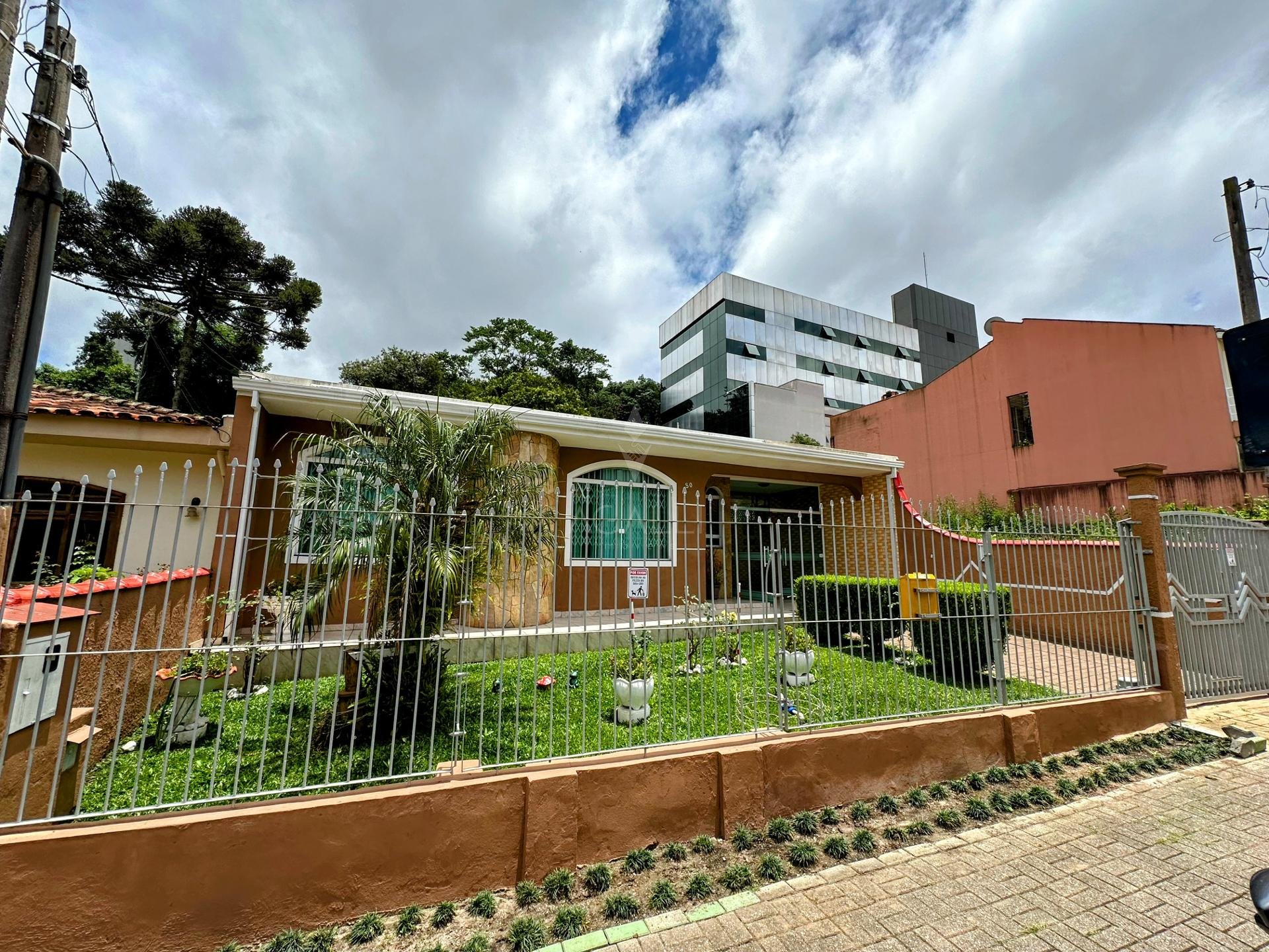 Residência Térrea no Portão a 100 metros da Arthur Bernardes