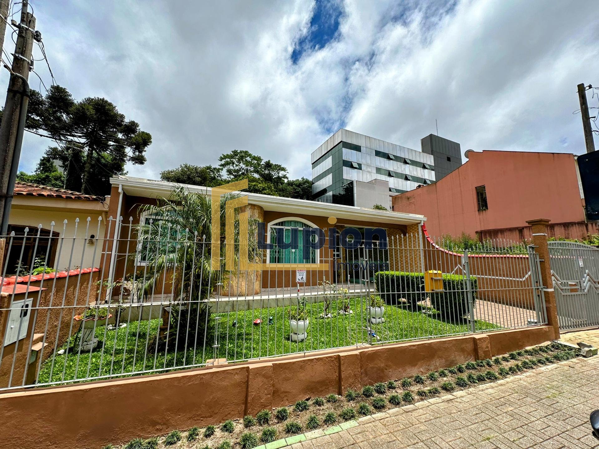 Casa de Alto Padr?o ? Venda em Condom?nio  no Pinheirinho  Cur...