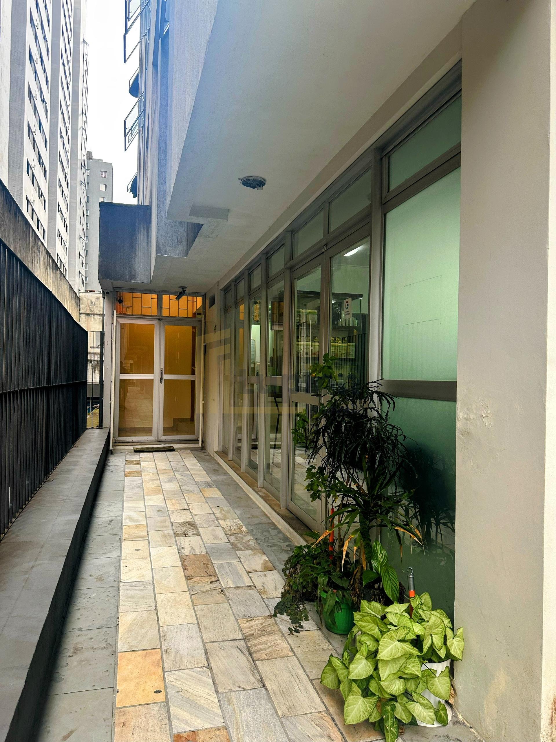 Sobreloja com 4 amplas salas  a 1 quadra do Shopping Curitiba