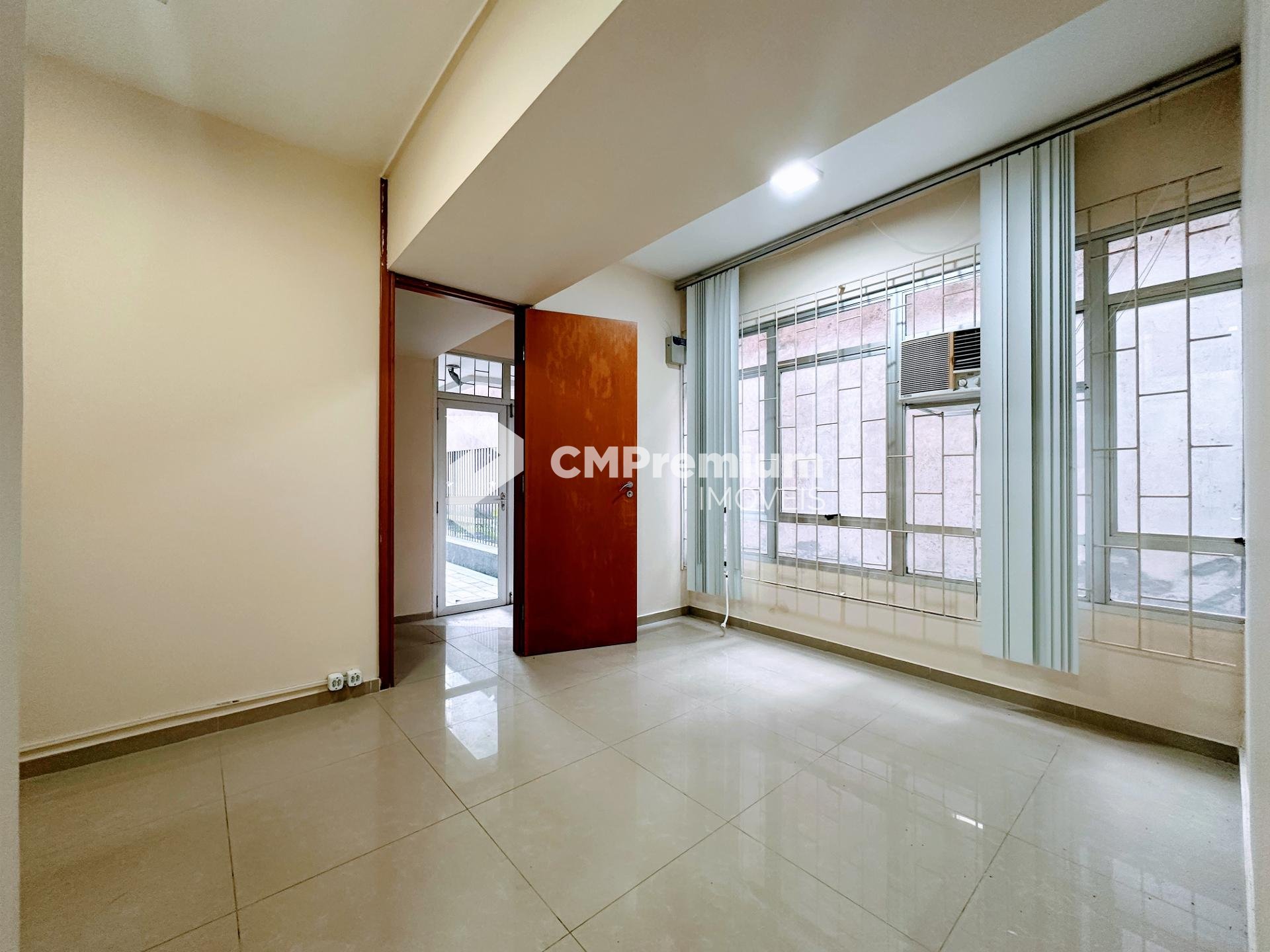 Sobreloja com 4 amplas salas  a 1 quadra do Shopping Curitiba