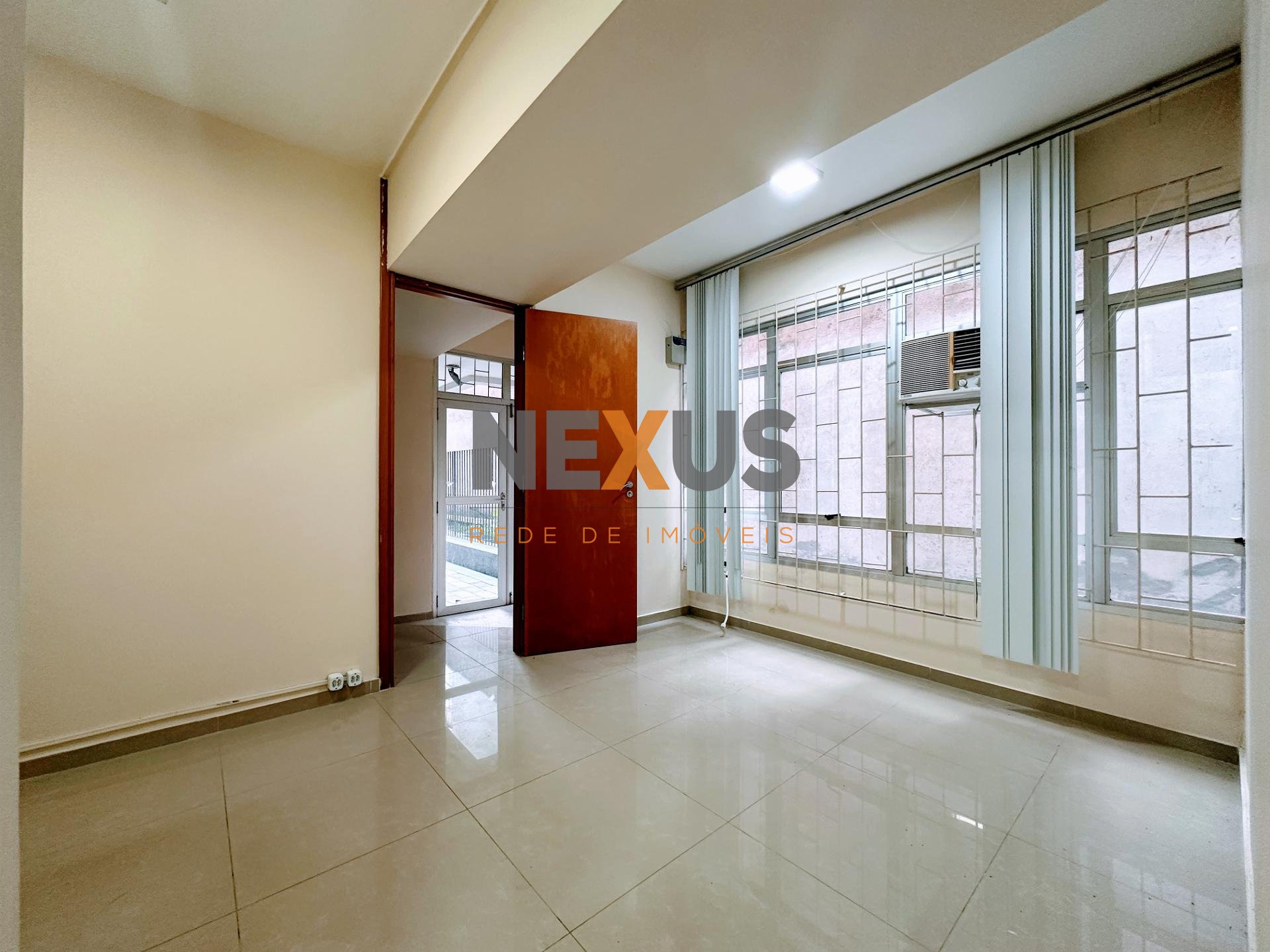 Sobreloja com 4 amplas salas  a 1 quadra do Shopping Curitiba