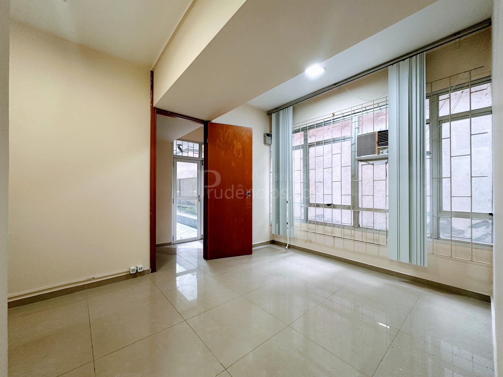 Sobreloja com 4 amplas salas  a 1 quadra do Shopping Curitiba