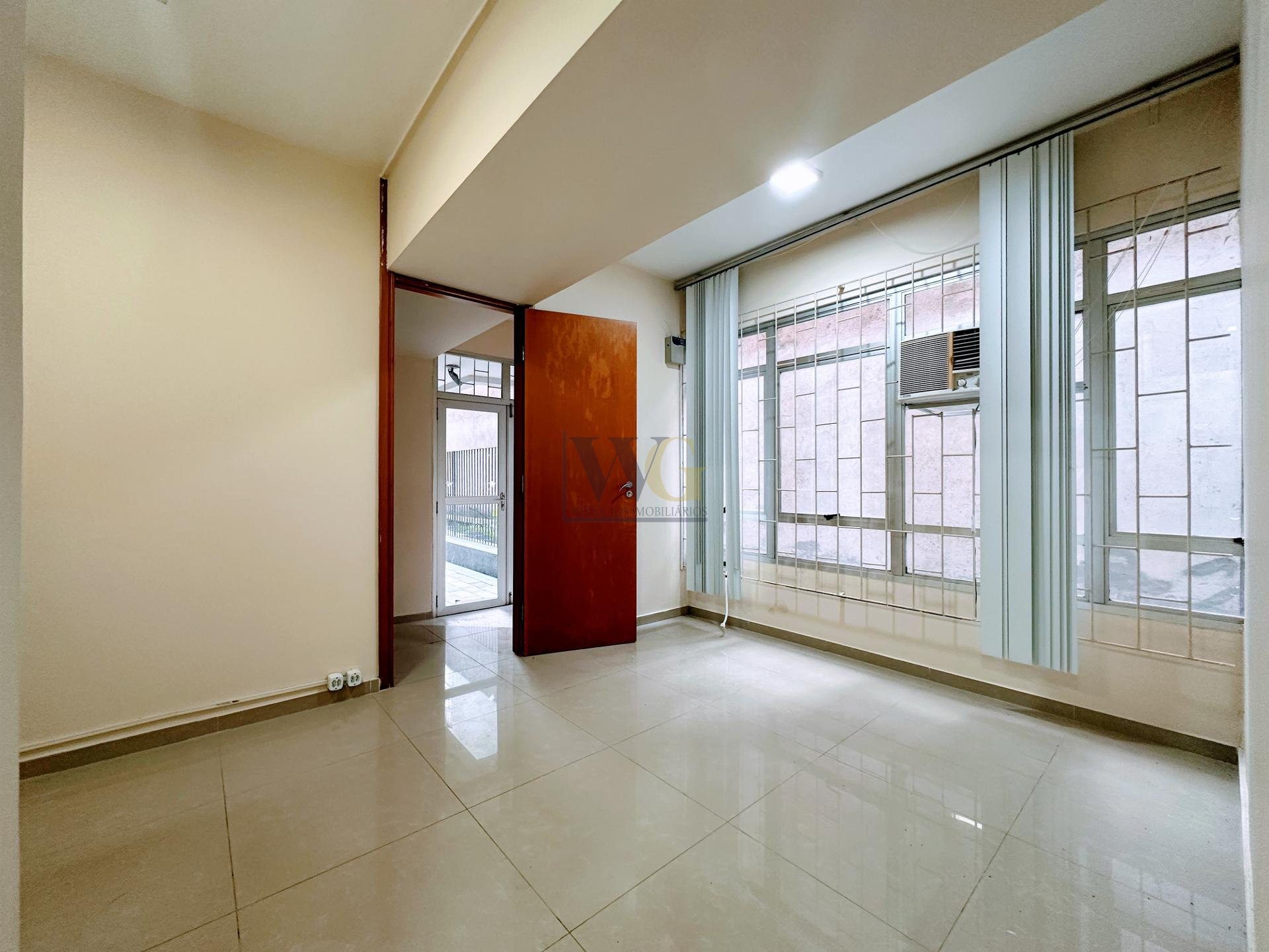 Sobreloja com 4 amplas salas  a 1 quadra do Shopping Curitiba