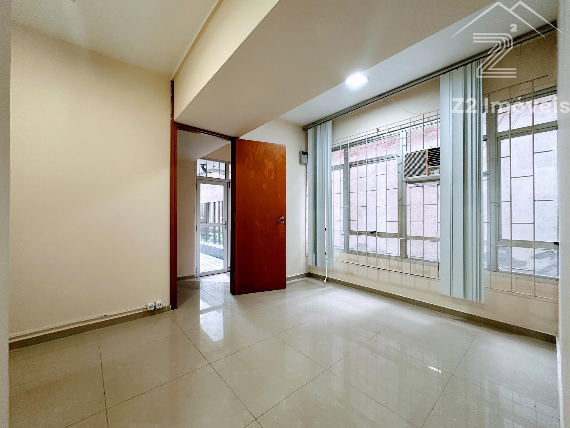 Sobreloja com 4 amplas salas  a 1 quadra do Shopping Curitiba