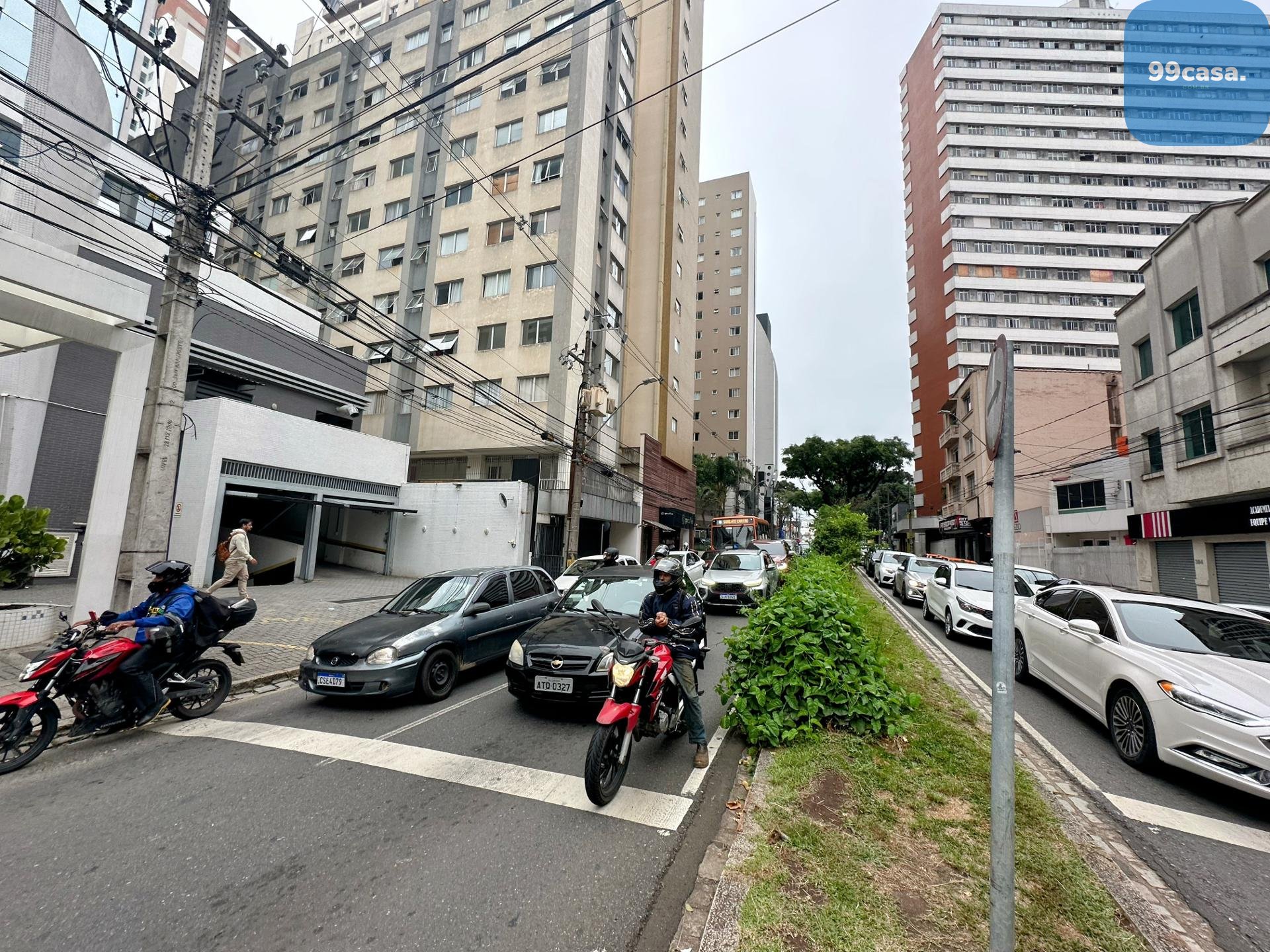 Sobreloja com 4 amplas salas  a 1 quadra do Shopping Curitiba
