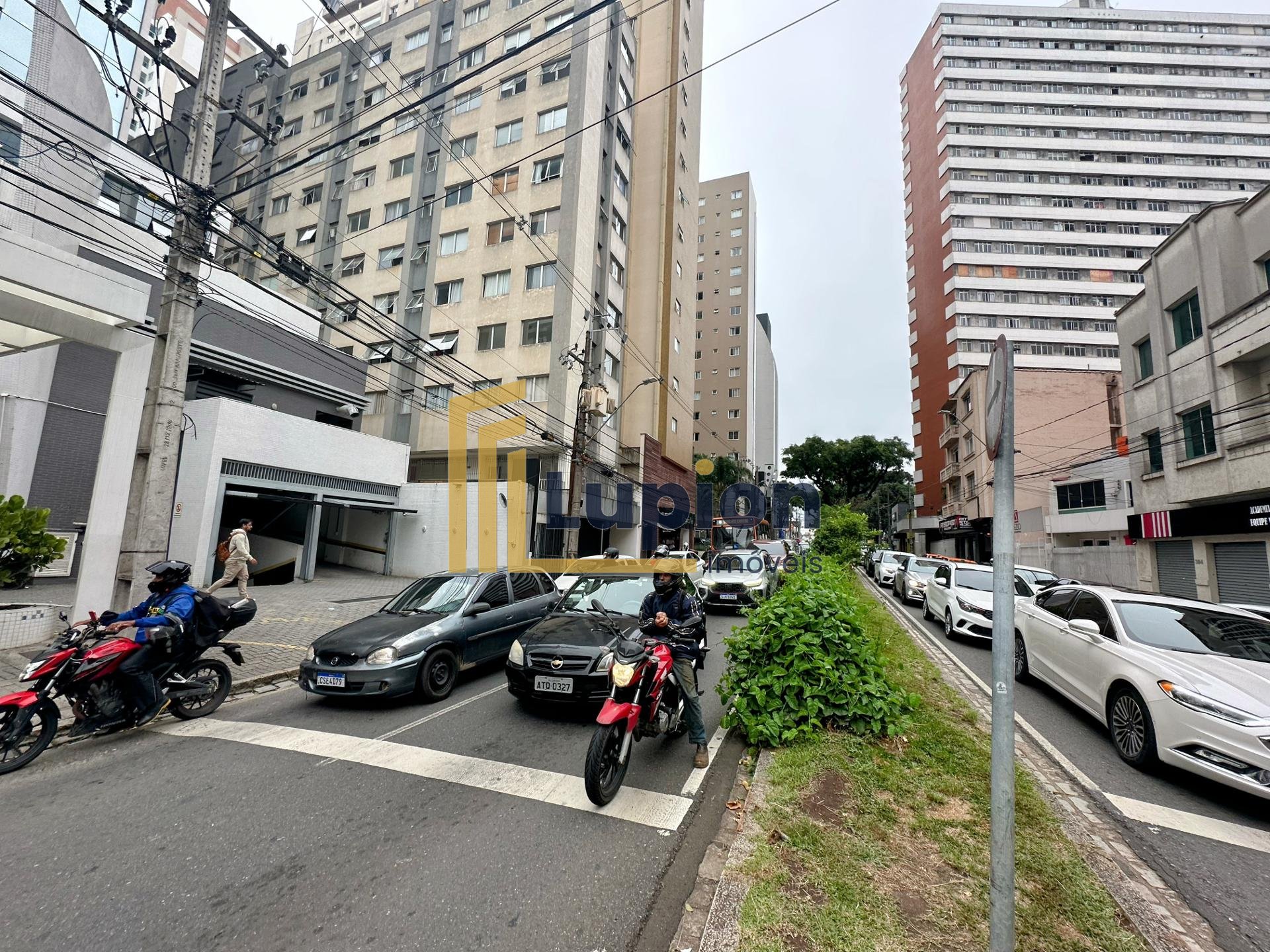 Sobreloja com 4 amplas salas  a 1 quadra do Shopping Curitiba