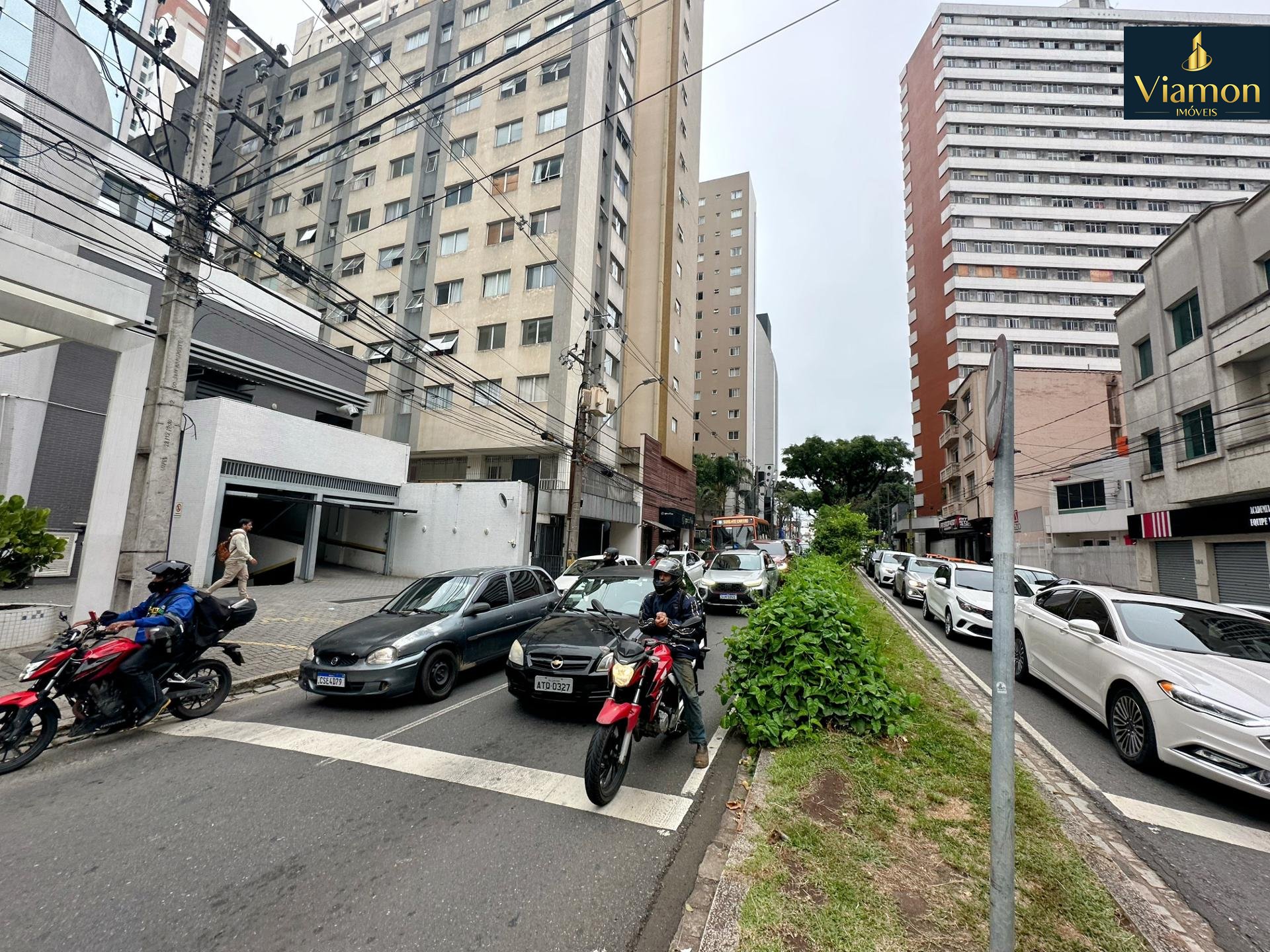 Sobreloja com 4 amplas salas  a 1 quadra do Shopping Curitiba