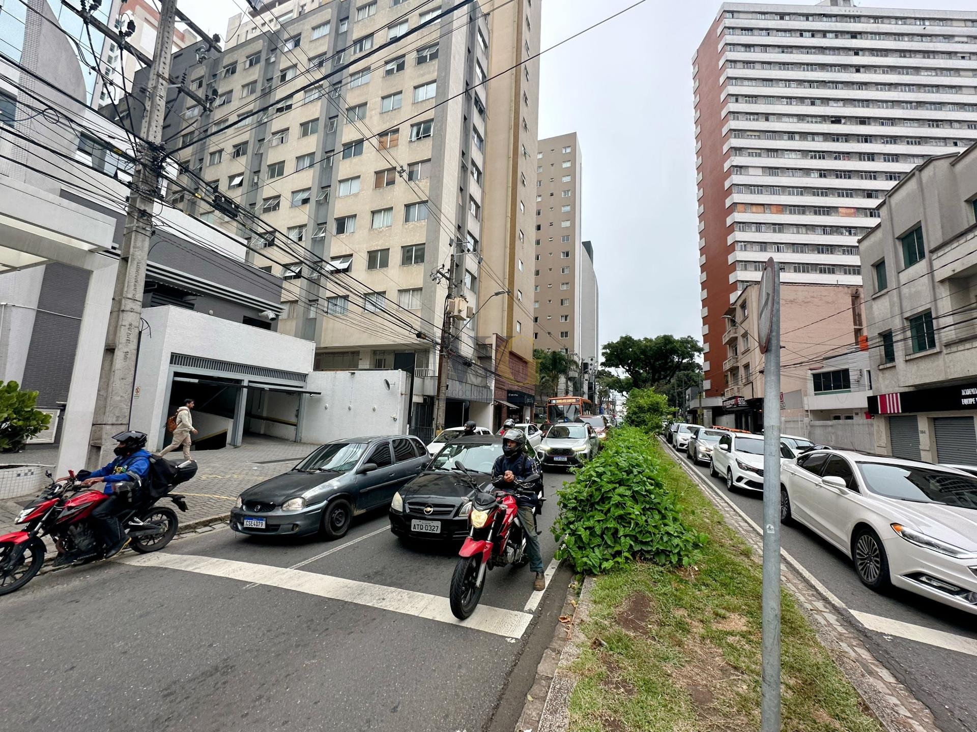 Sobreloja com 4 amplas salas  a 1 quadra do Shopping Curitiba