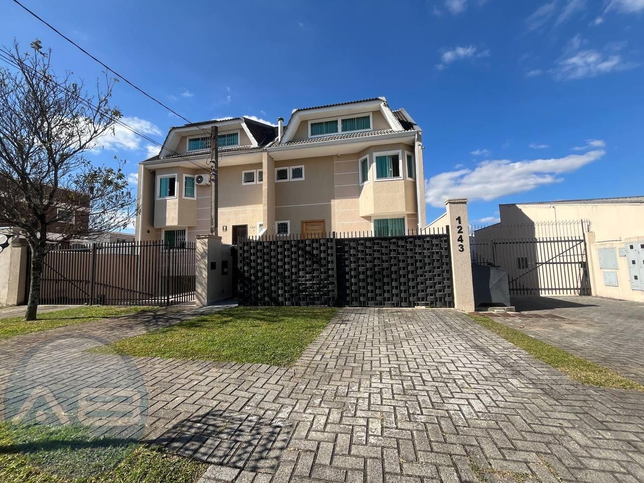 Sobrado triplex no Bairro Alto com garden, espaço gourmet e sa...