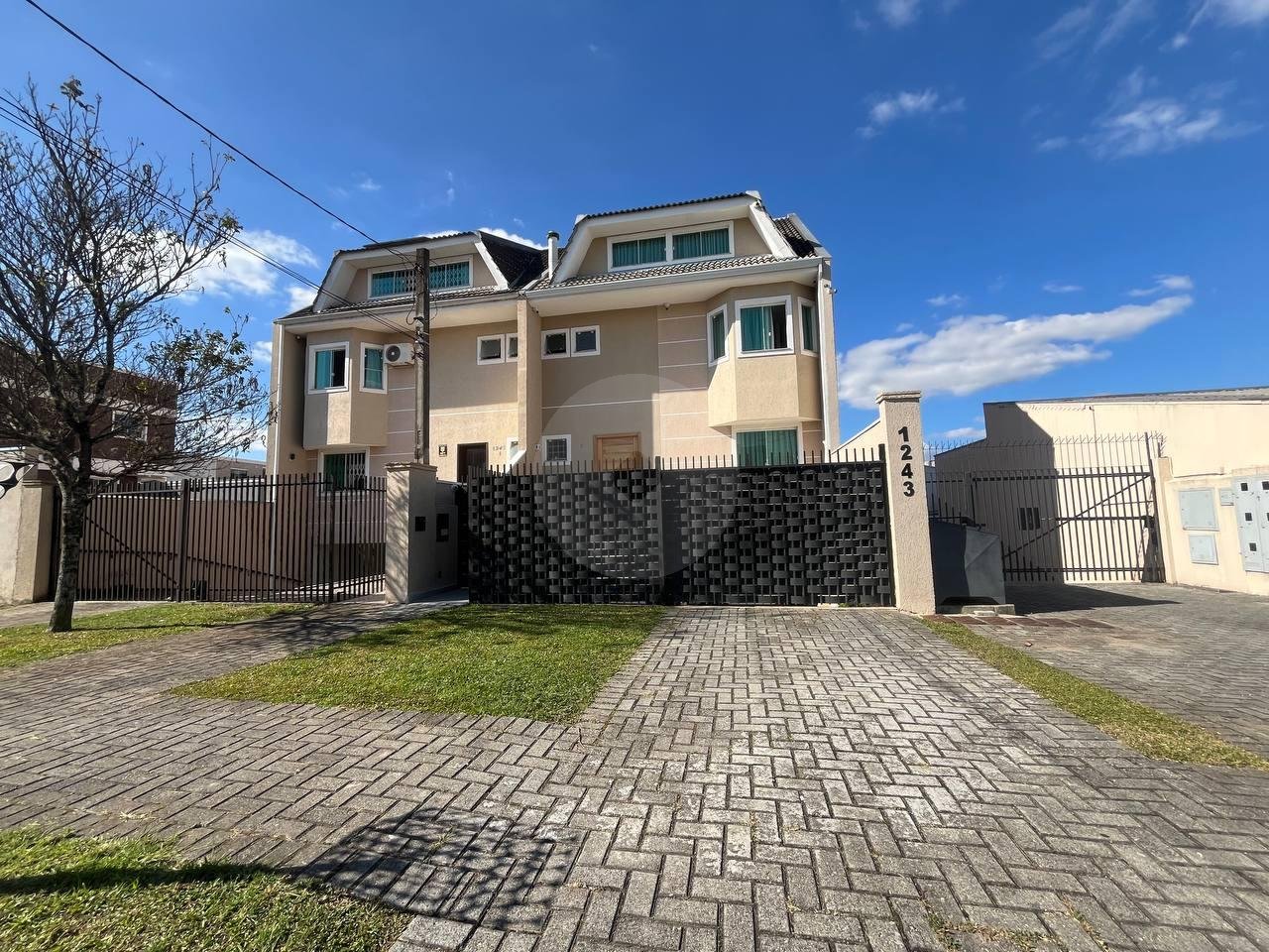 Sobrado triplex no Bairro Alto com garden, espaço gourmet e sala de cinema 