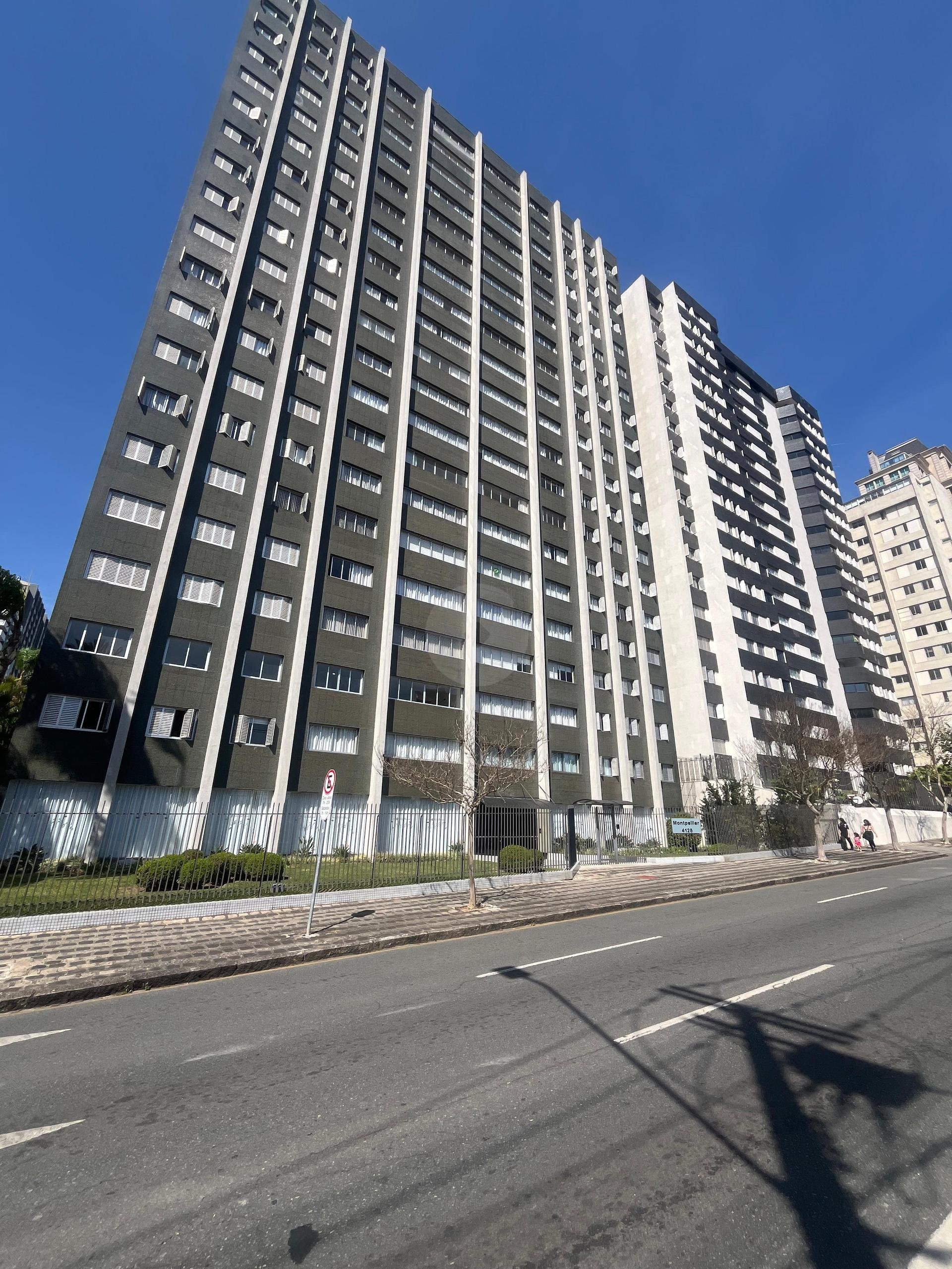 Batel  Apartamento 150m , 4 quartos, suíte com closet, vista incrível e 2 vagas