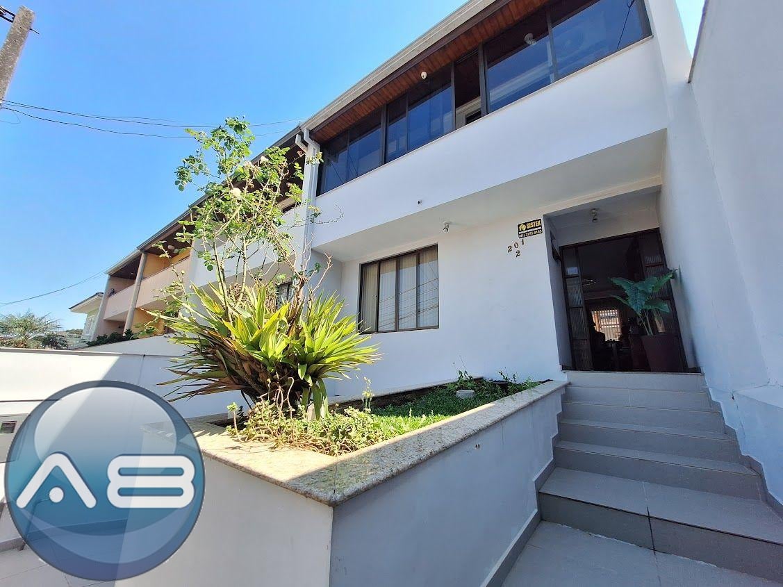 Sobrado Duplex no Bairro Uberaba, com ótima localização   CURI...