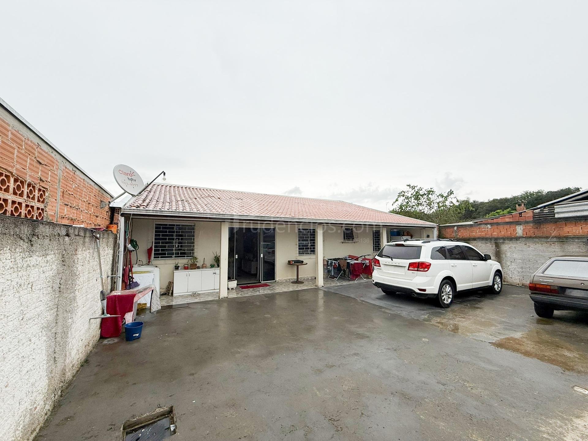 Casa térrea com terreno amplo e dois dormitórios em Fazenda Ri...