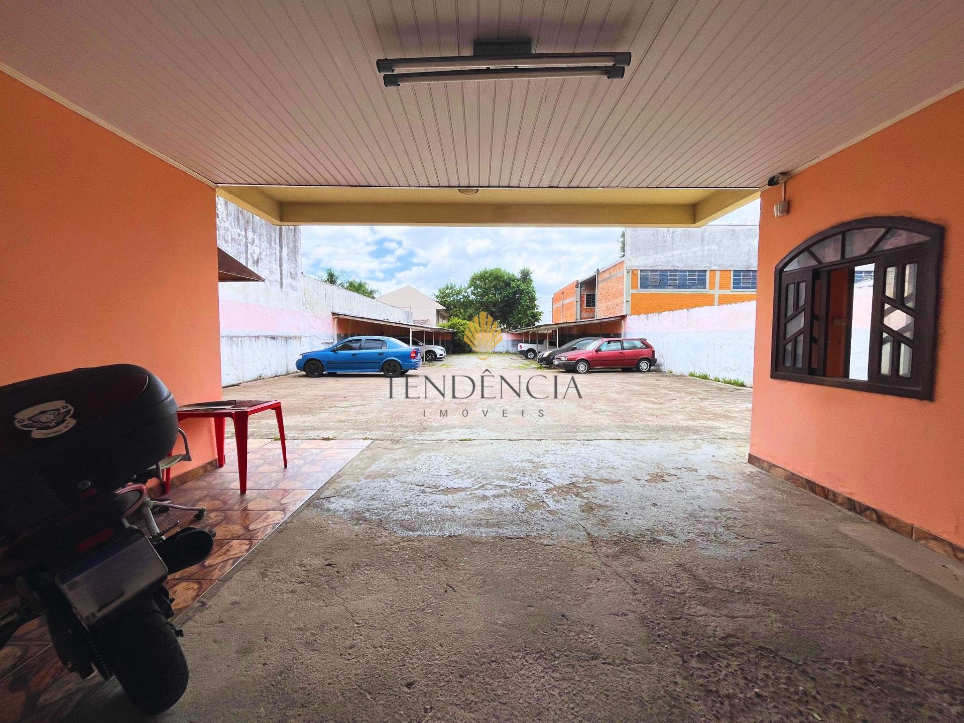 Casa com 3 quartos e estacionamento comercial coberto de 200 m...