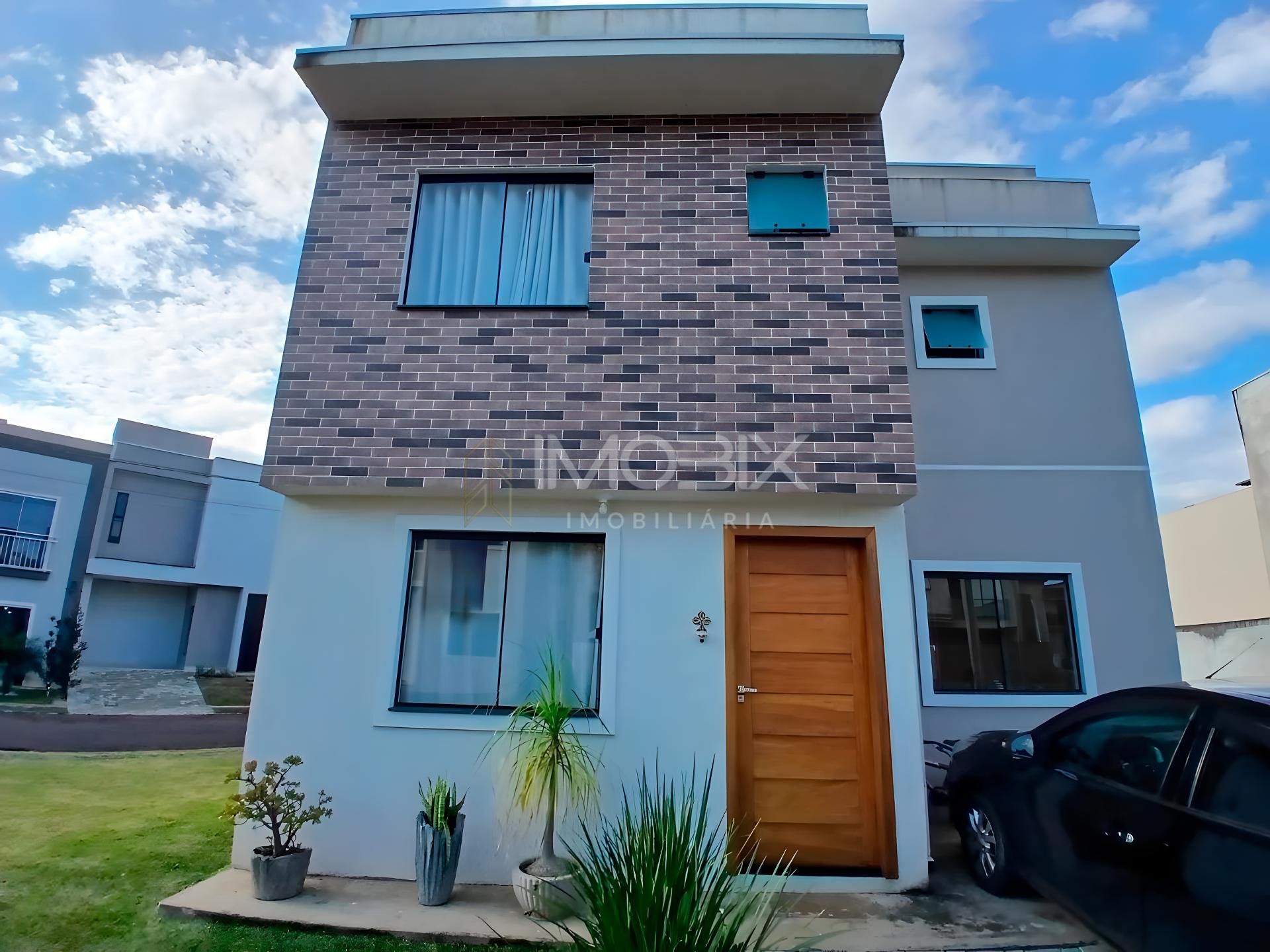 Sobrado Novo de Esquina com Quintal e 4 Vagas | Espaço e Confo...