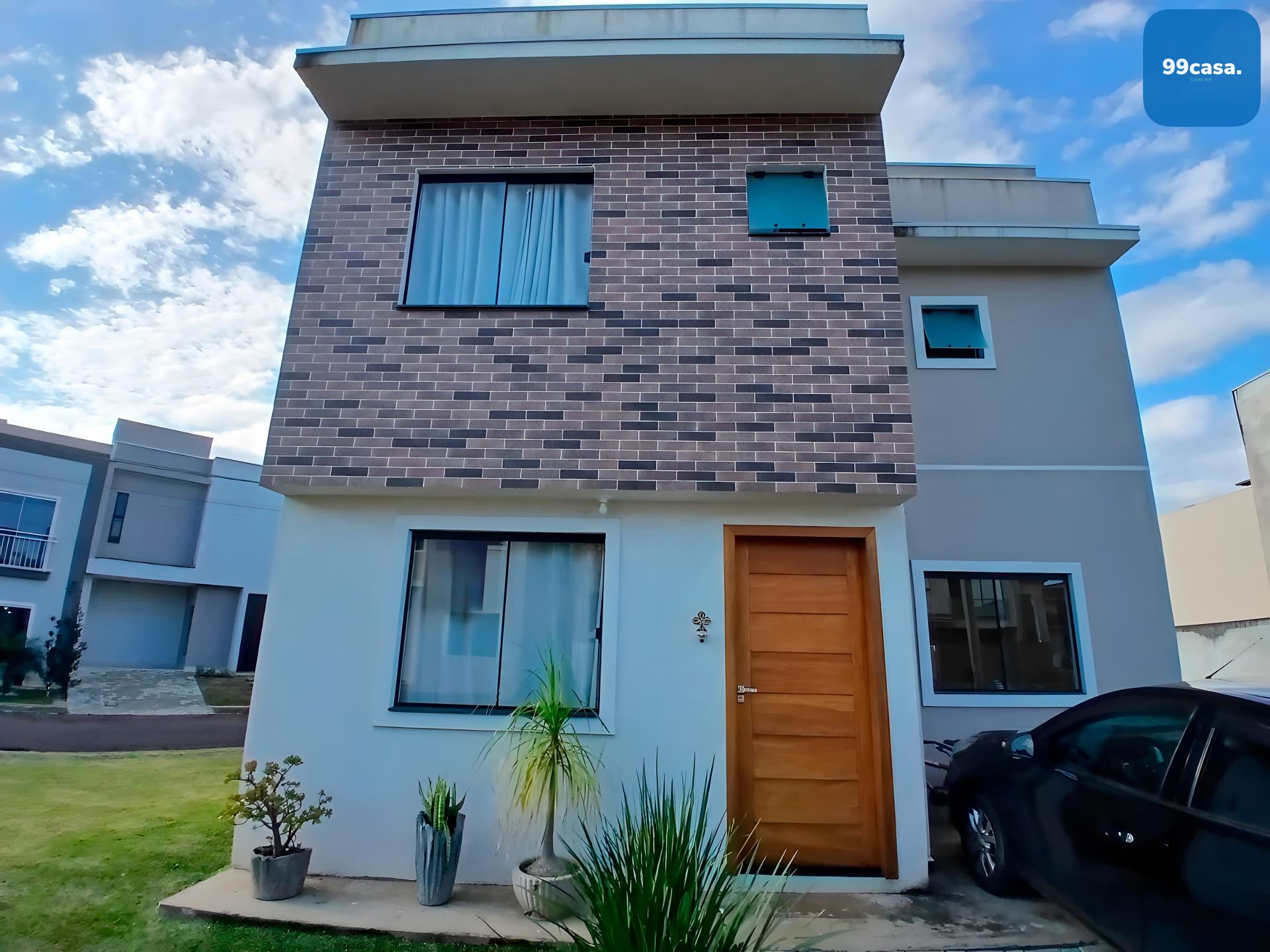 Sobrado Novo de Esquina com Quintal e 4 Vagas | Espaço e Confo...