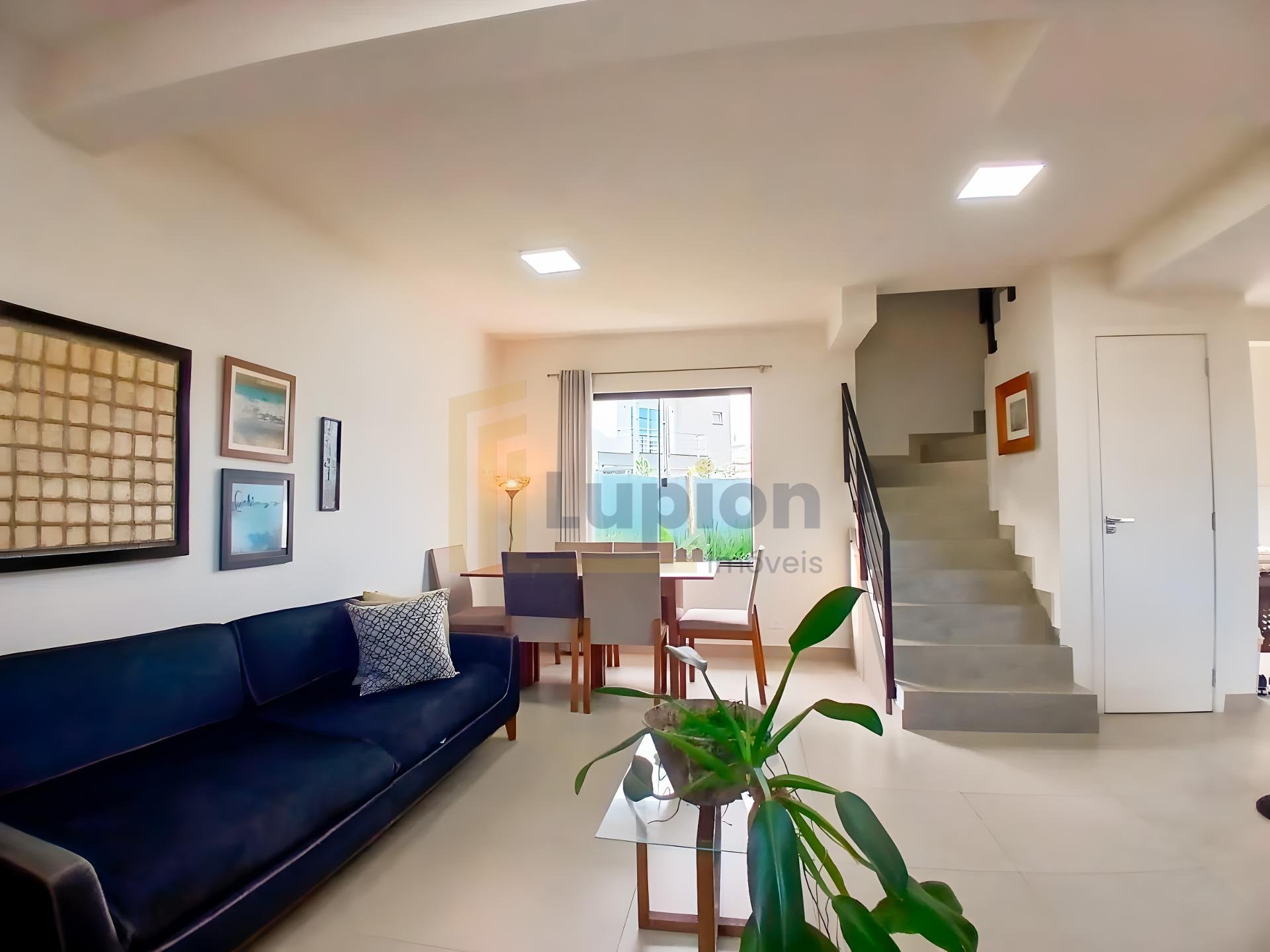 Sobrado Novo de Esquina com Quintal e 4 Vagas | Espaço e Confo...