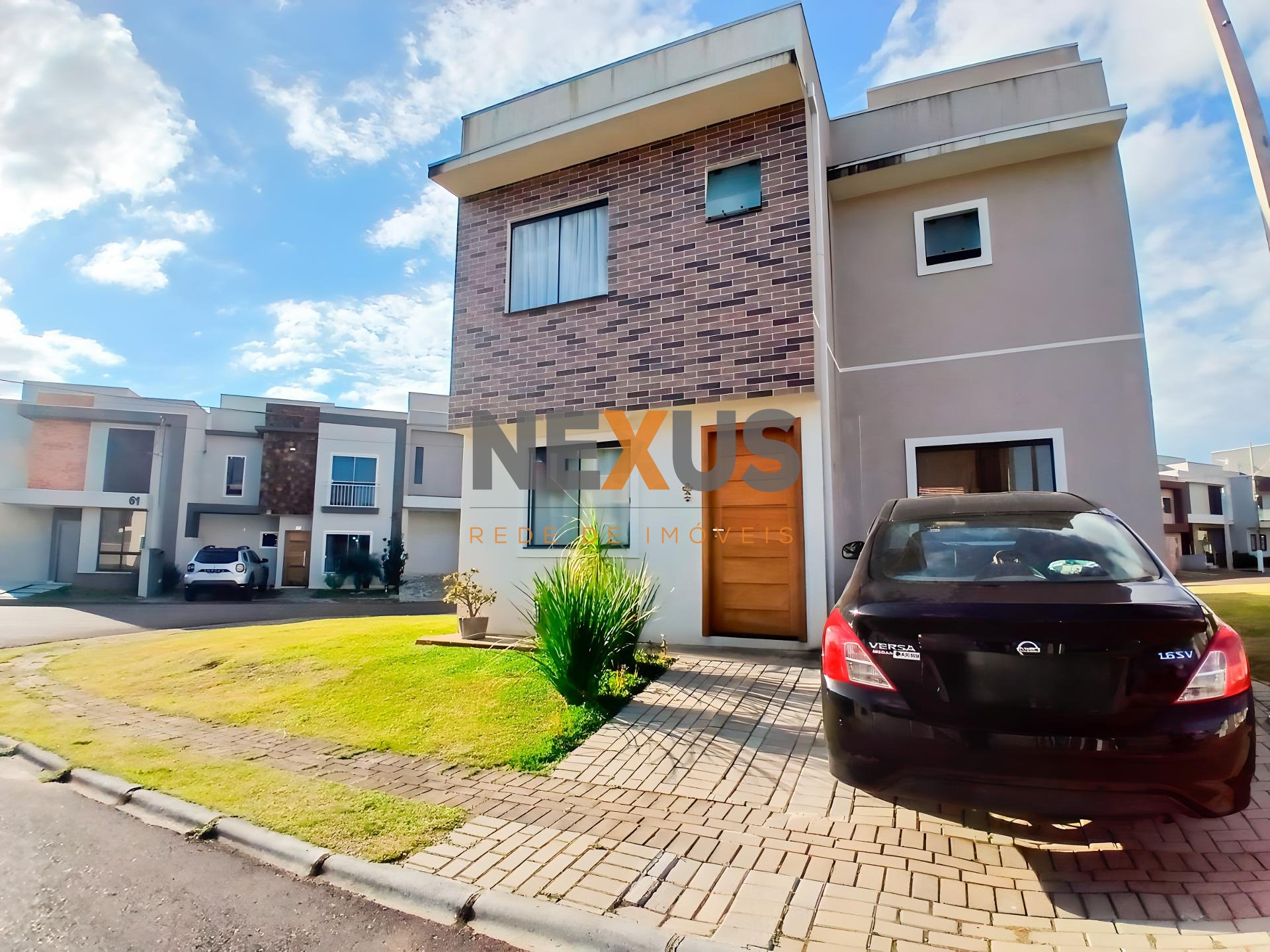 Sobrado Novo de Esquina com Quintal e 4 Vagas | Espaço e Confo...