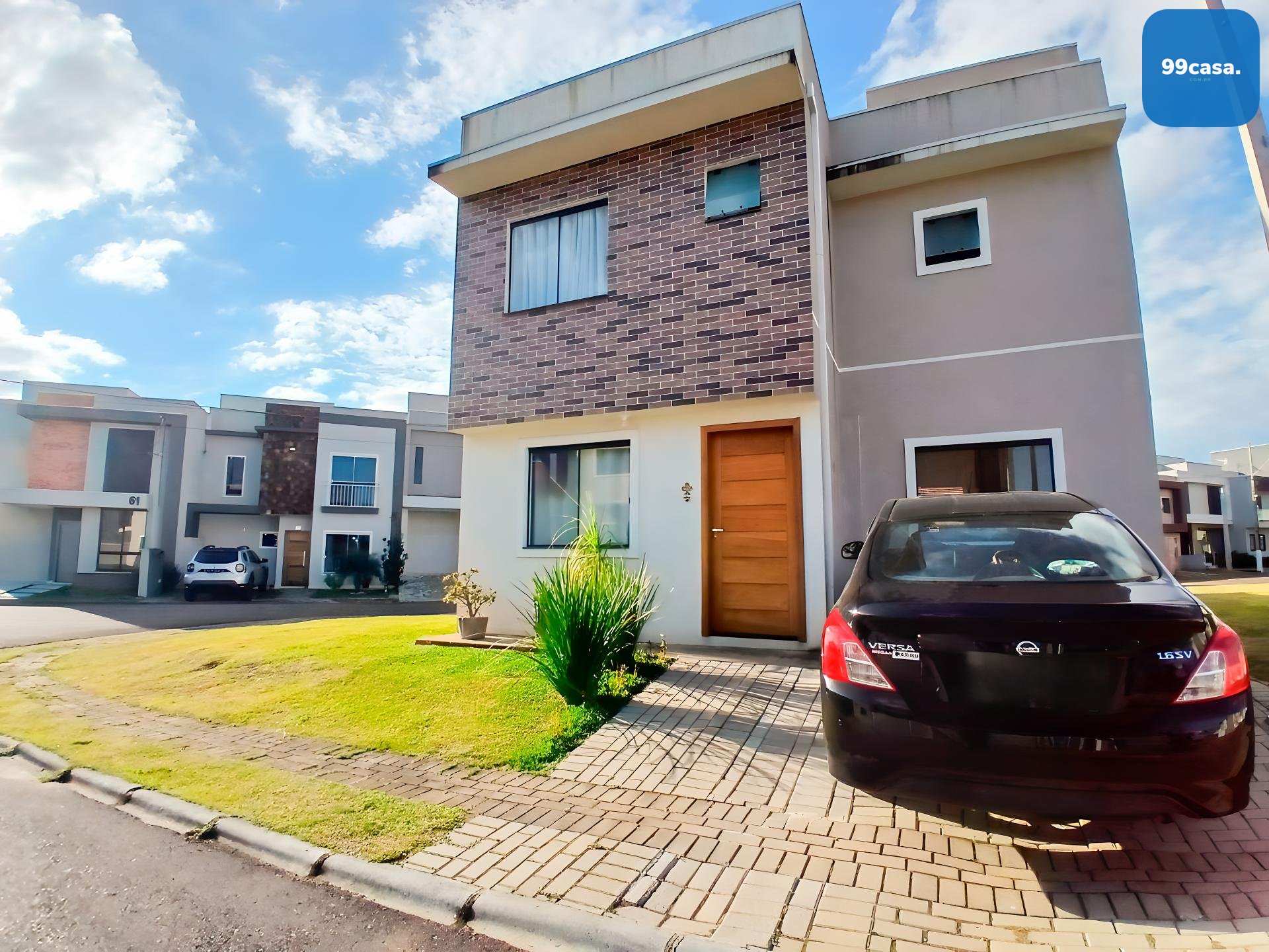 Sobrado Novo de Esquina com Quintal e 4 Vagas | Espaço e Confo...