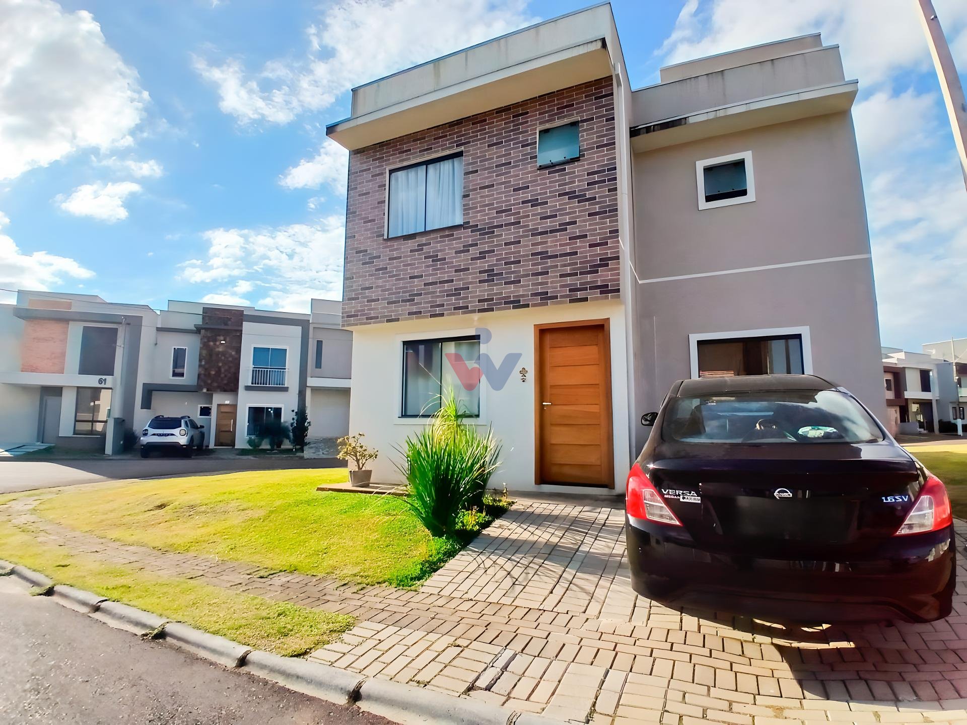 Sobrado Novo de Esquina com Quintal e 4 Vagas | Espaço e Confo...