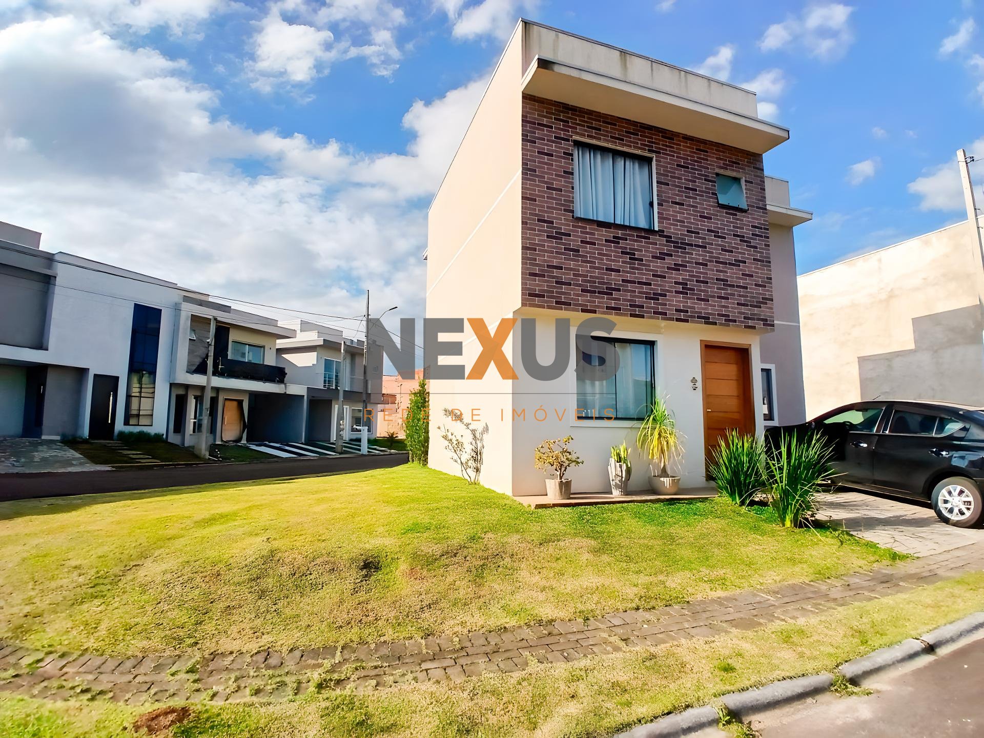 Sobrado Novo de Esquina com Quintal e 4 Vagas | Espaço e Confo...