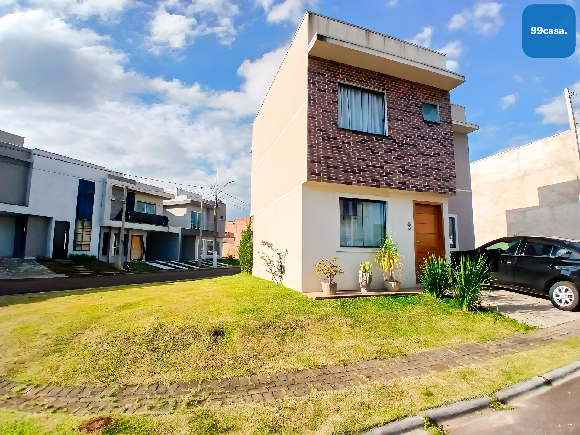 Sobrado Novo de Esquina com Quintal e 4 Vagas | Espaço e Confo...