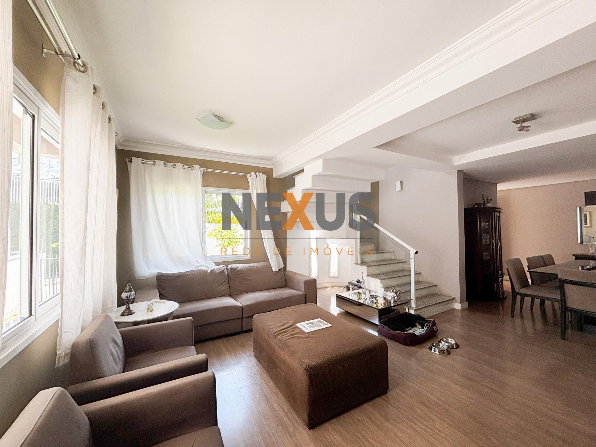 Sobrado 263m  | 3 Quartos, 1 Suíte e 5 Vagas | Condomínio Fech...