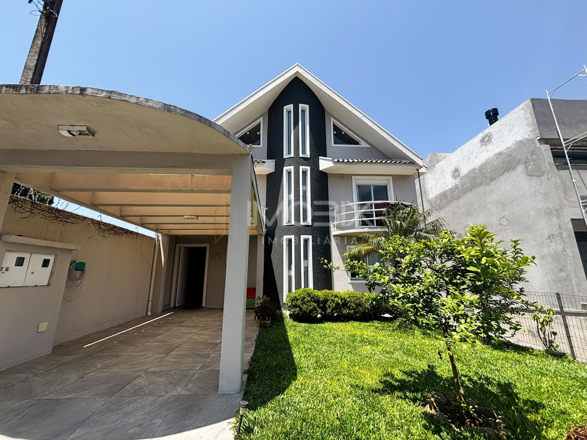 Sobrado 263m  | 3 Quartos, 1 Suíte e 5 Vagas | Condomínio Fech...