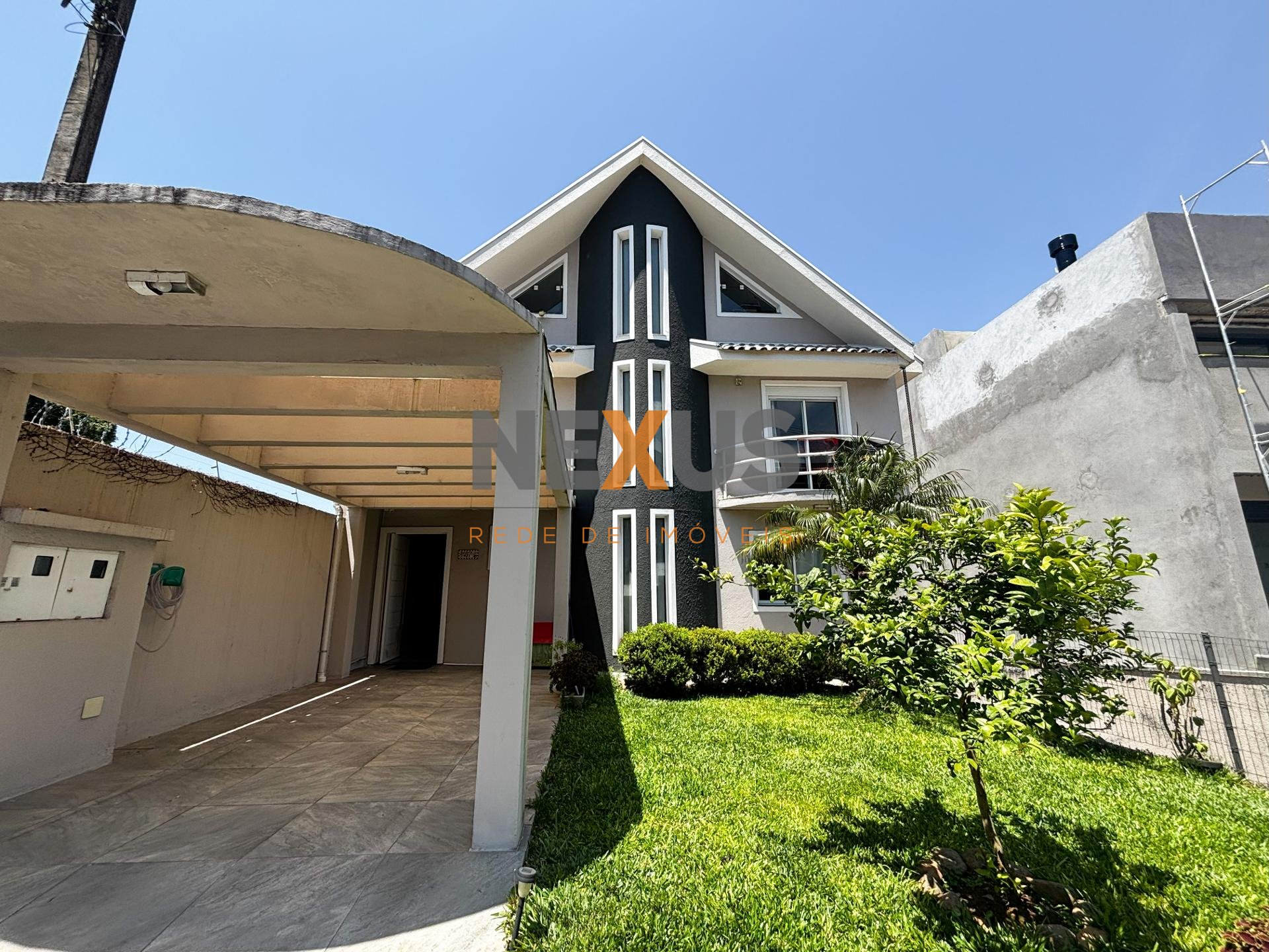 Sobrado 263m  | 3 Quartos, 1 Suíte e 5 Vagas | Condomínio Fech...