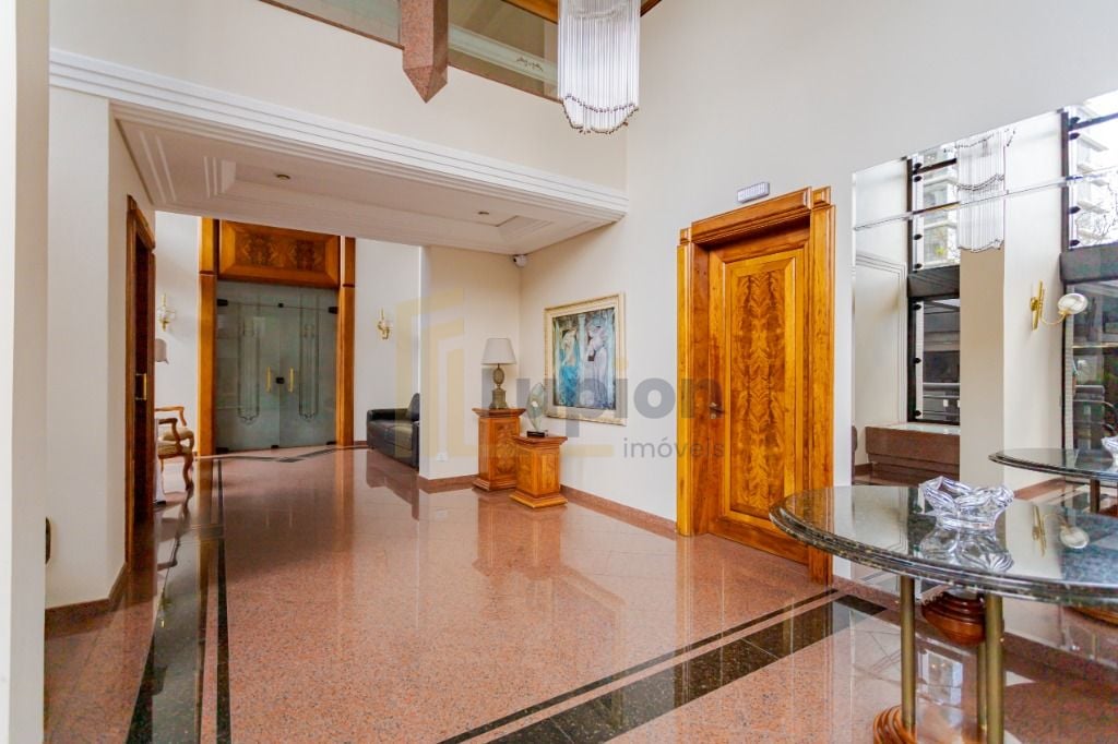 Apartamento à venda no Batel com 4 quartos, incluindo 2 suítes...