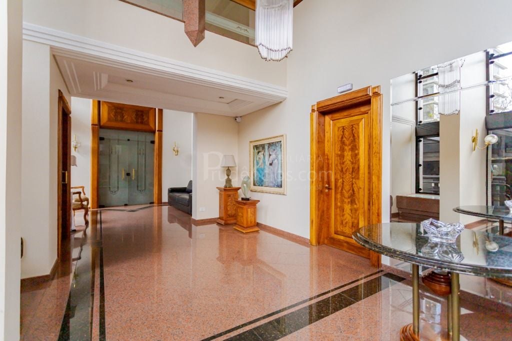 Apartamento à venda no Batel com 4 quartos, incluindo 2 suítes...