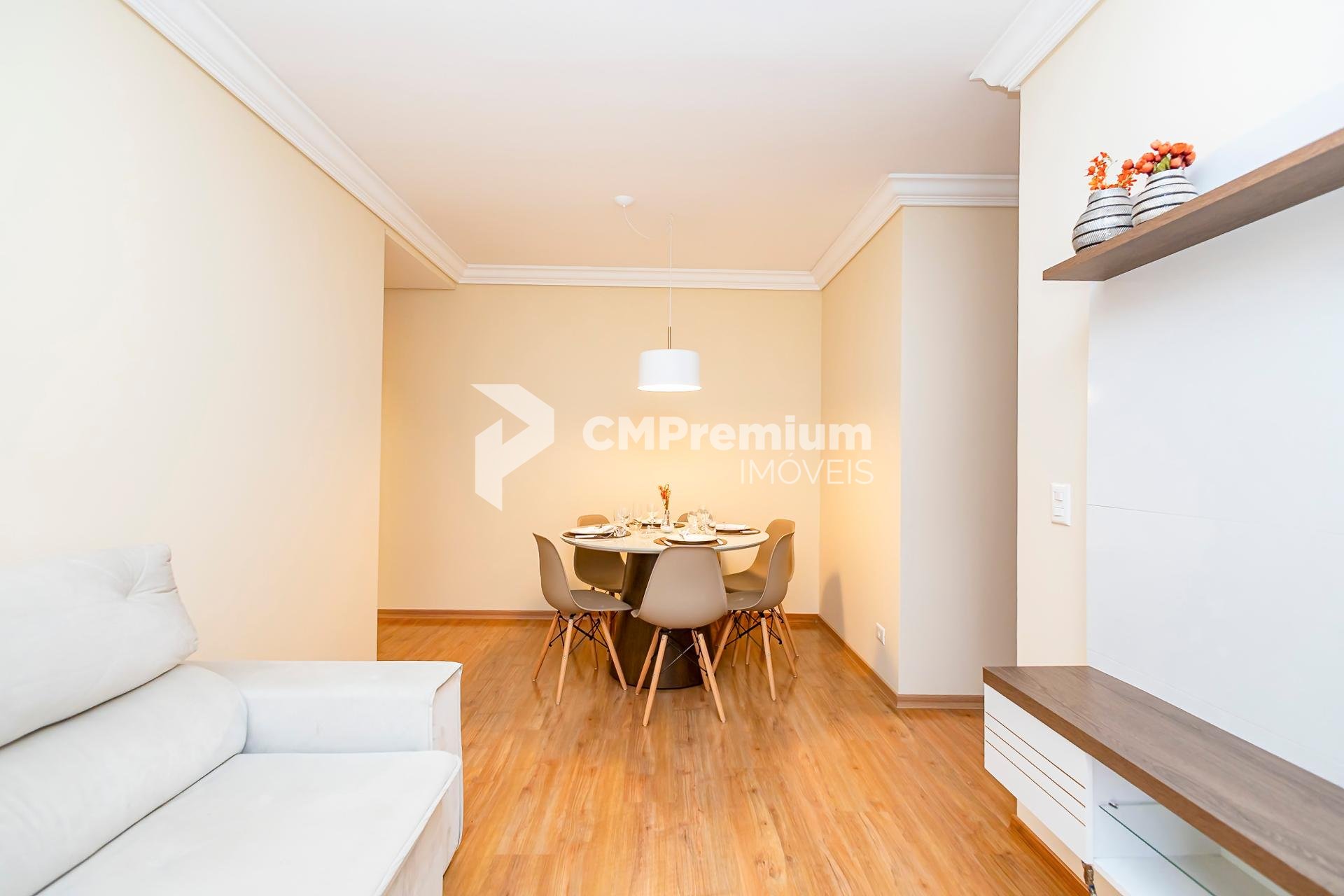 Apartamento mobiliado com 2 quartos, sendo 1 suíte e 1 vaga de...