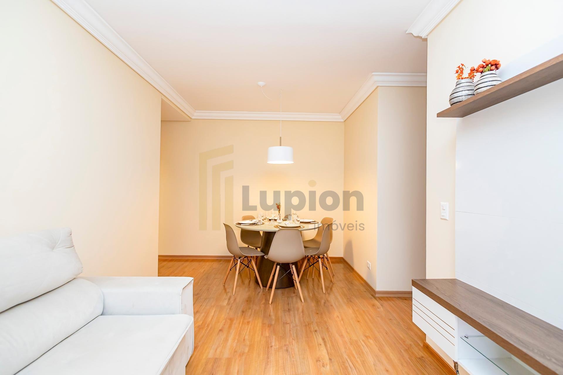 Apartamento mobiliado com 2 quartos, sendo 1 suíte e 1 vaga de...