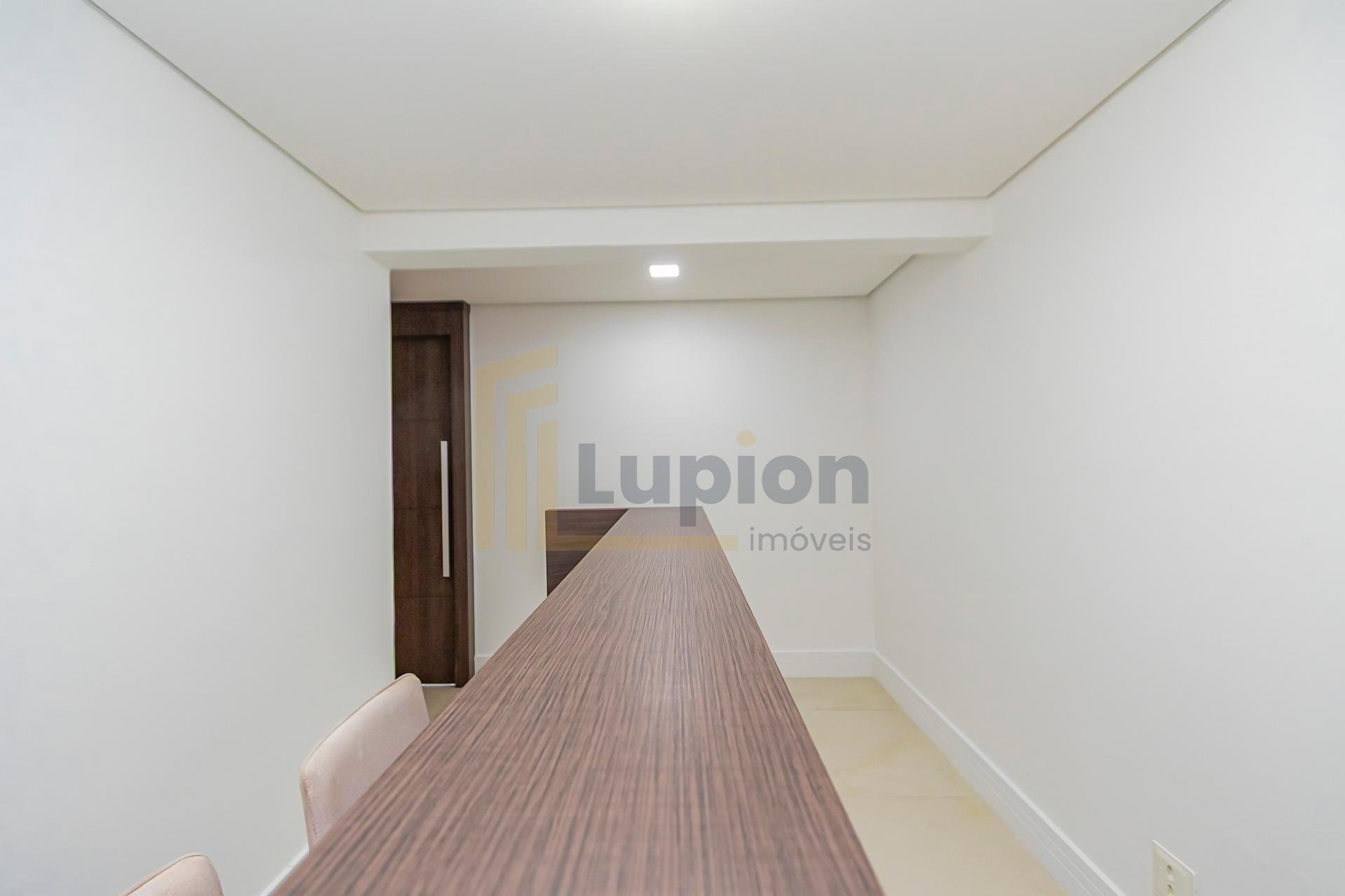 Sala comercial à venda no Centro de Curitiba - Com estacioname...