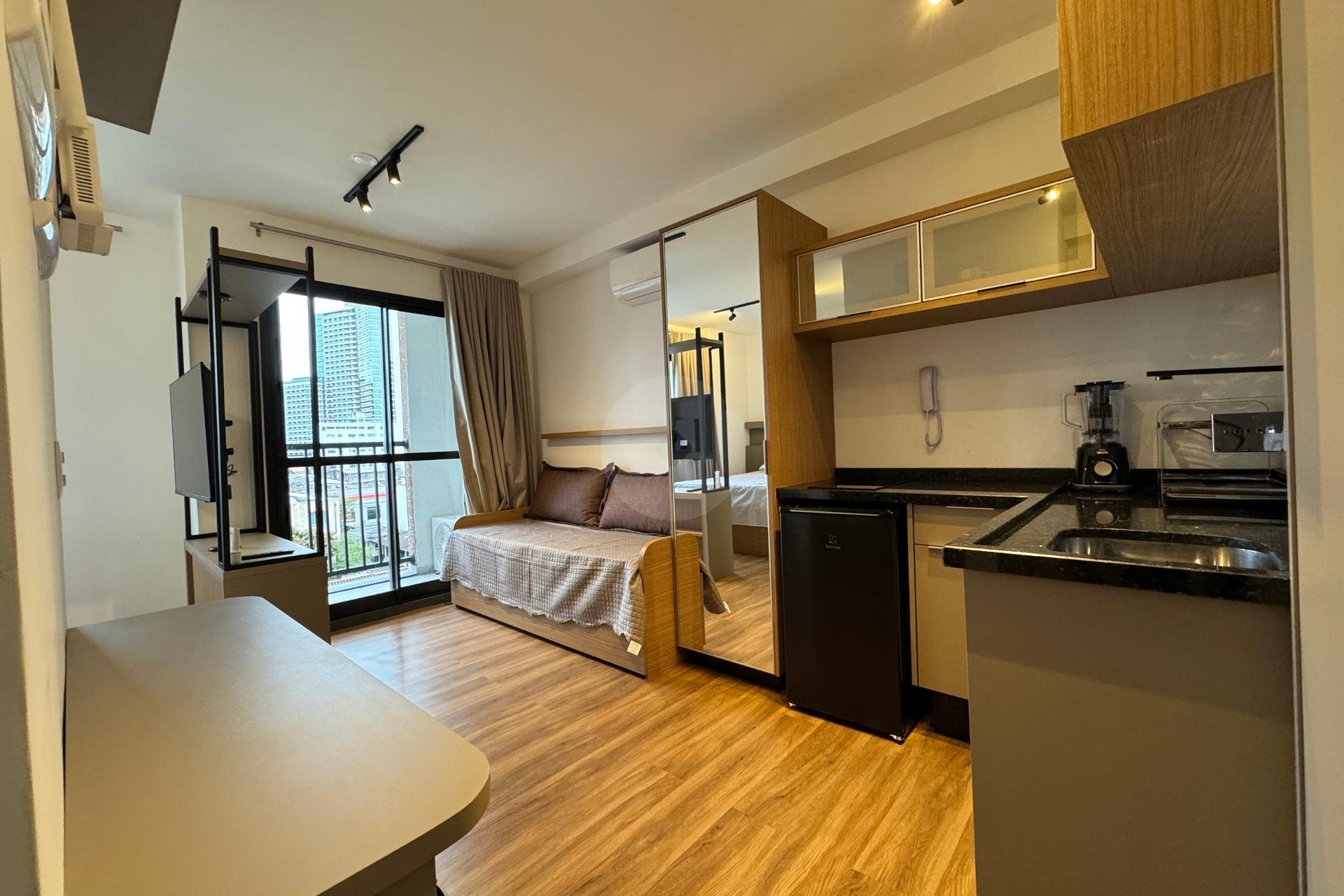 Apartamento Studio mobiliado e com sacada à venda no Centro - Curitiba