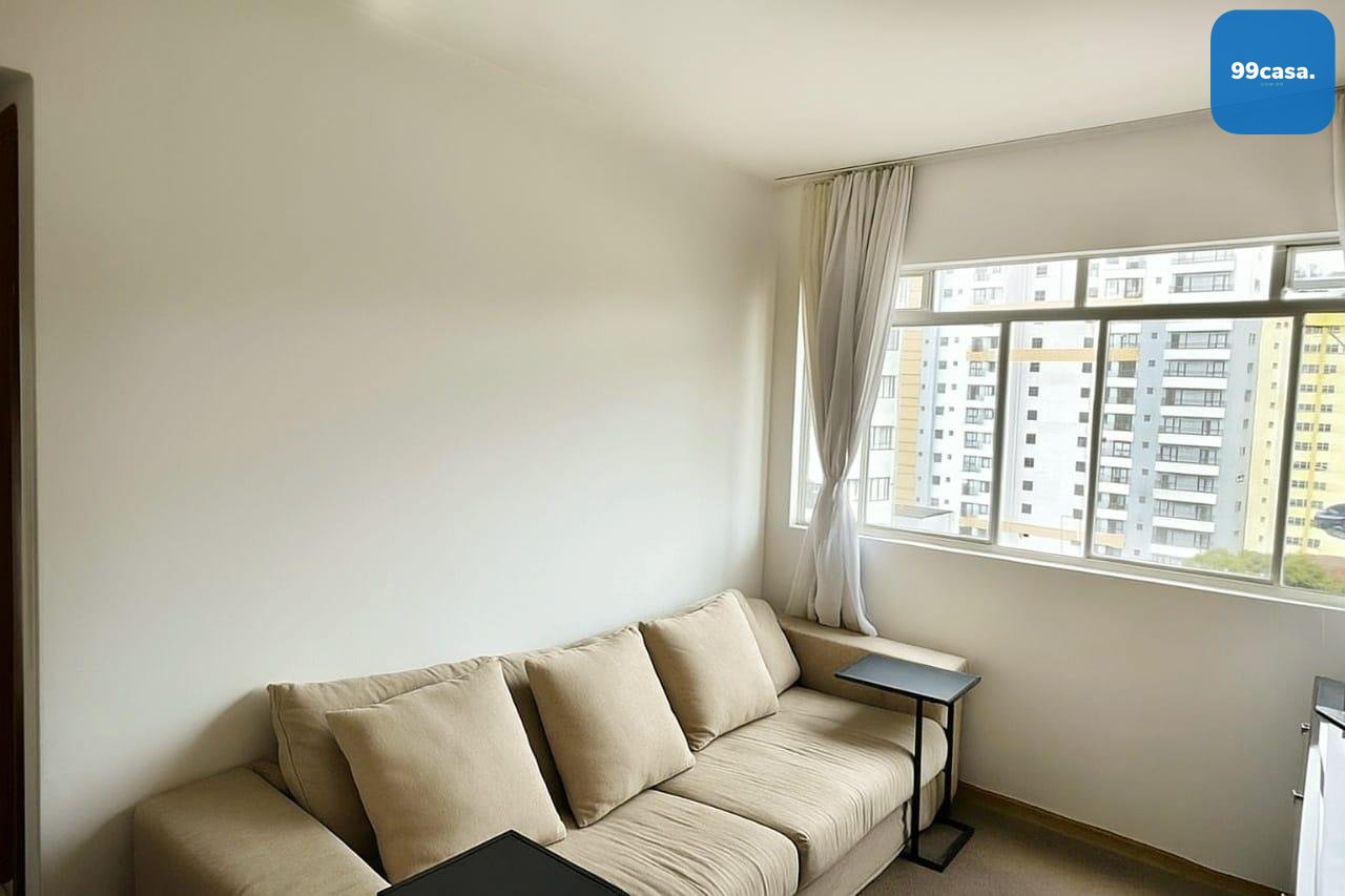 Apartamento ensolarado com vaga de garagem no Centro de Curitiba