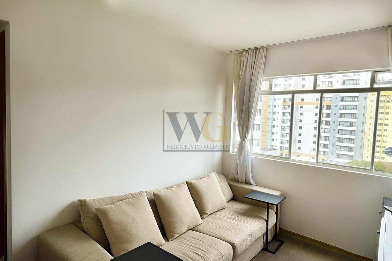 Apartamento ensolarado com vaga de garagem no Centro de Curitiba