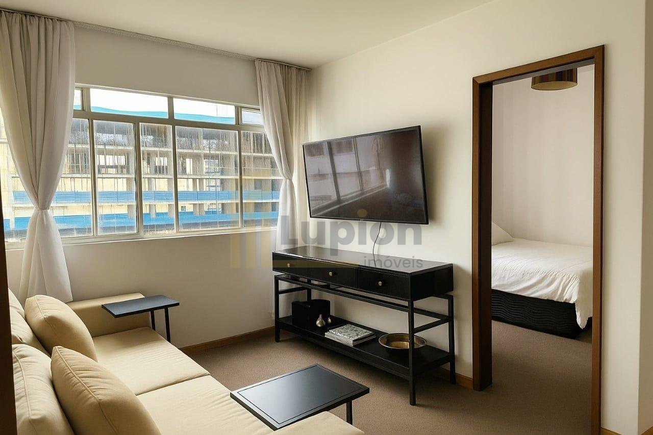 Apartamento ensolarado com vaga de garagem no Centro de Curitiba