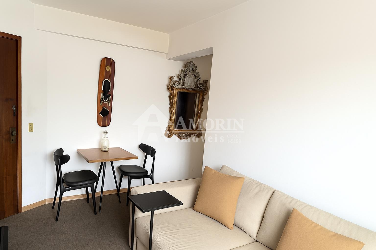 Apartamento ensolarado com vaga de garagem no Centro de Curitiba