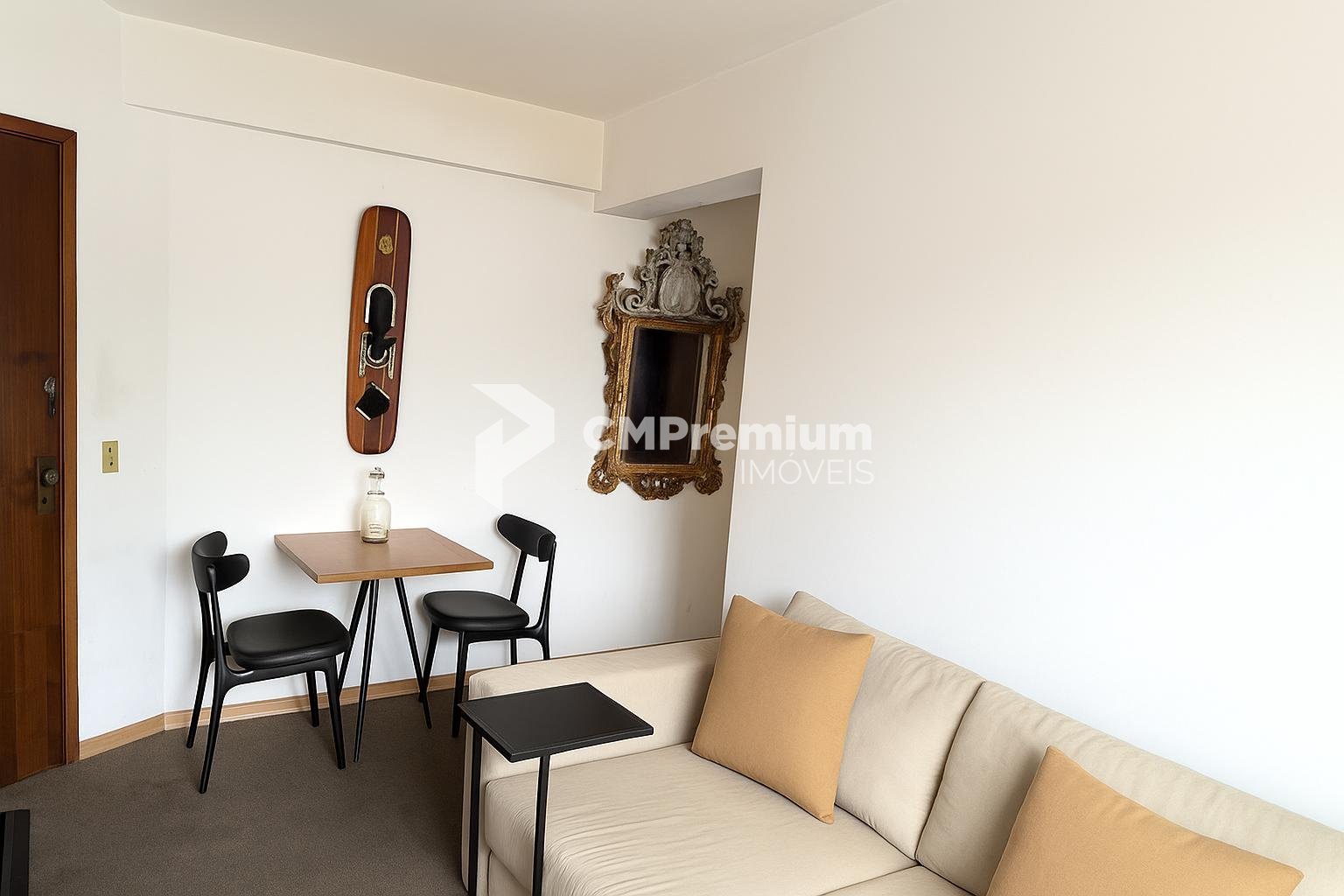 Apartamento ensolarado com vaga de garagem no Centro de Curitiba