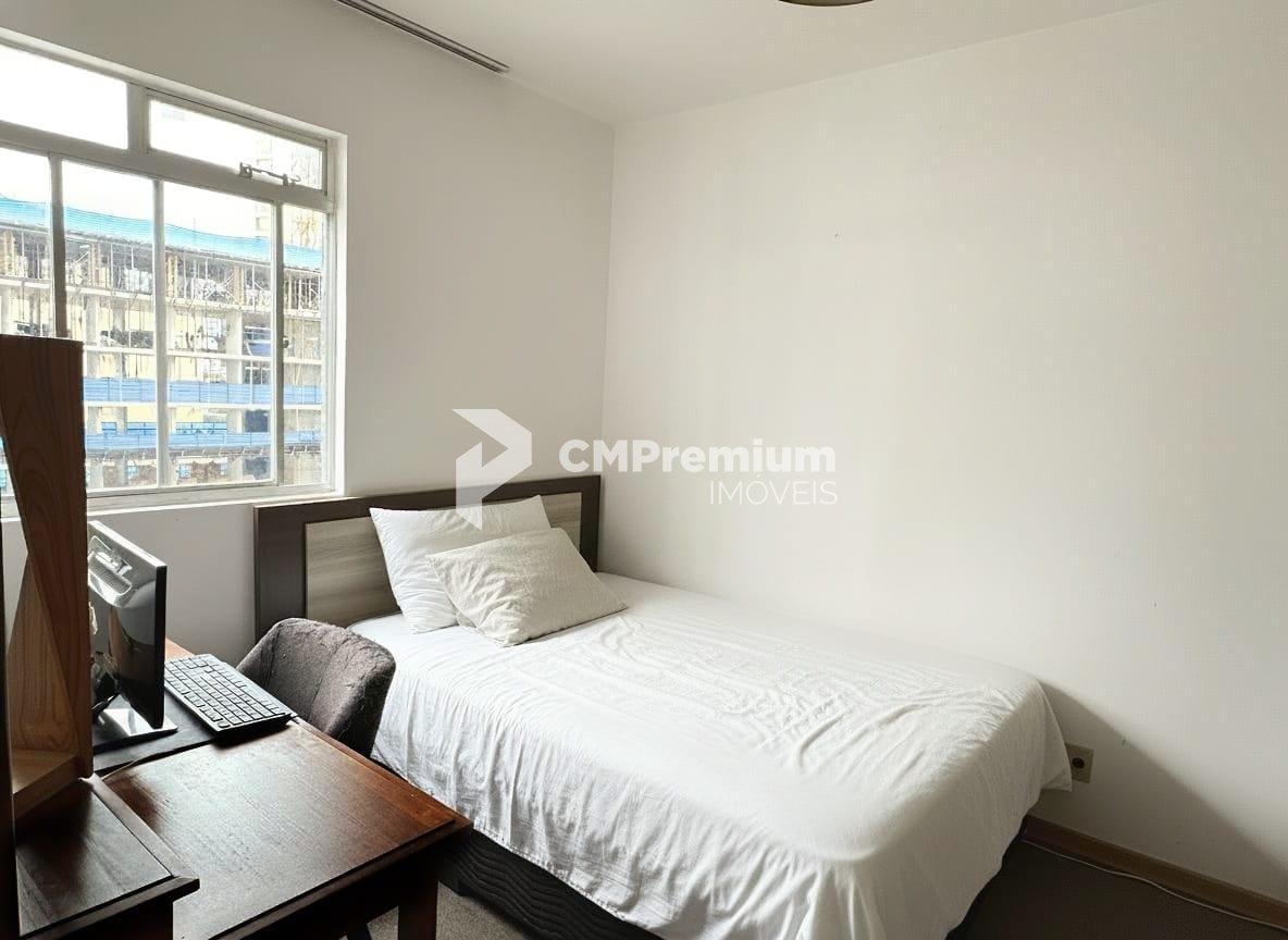 Apartamento ensolarado com vaga de garagem no Centro de Curitiba