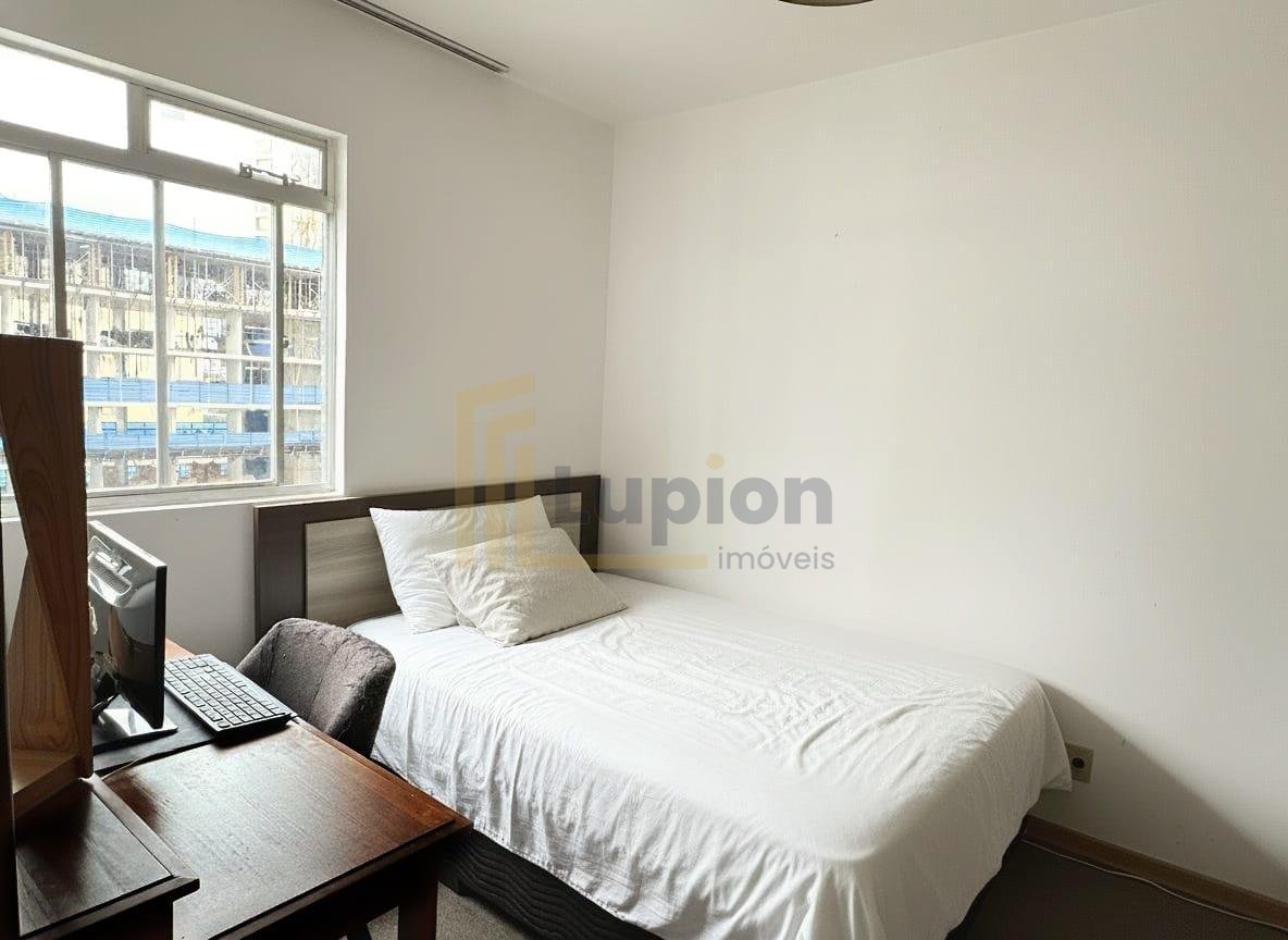 Apartamento ensolarado com vaga de garagem no Centro de Curitiba