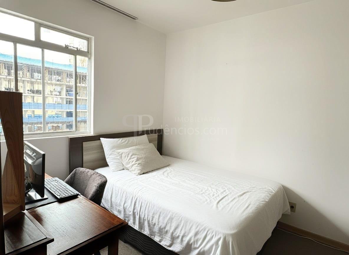 Apartamento ensolarado com vaga de garagem no Centro de Curitiba