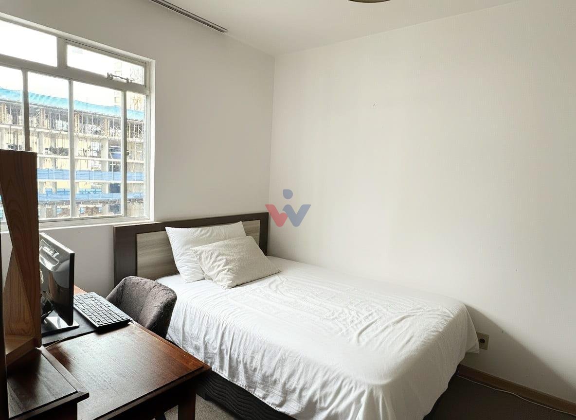 Apartamento ensolarado com vaga de garagem no Centro de Curitiba