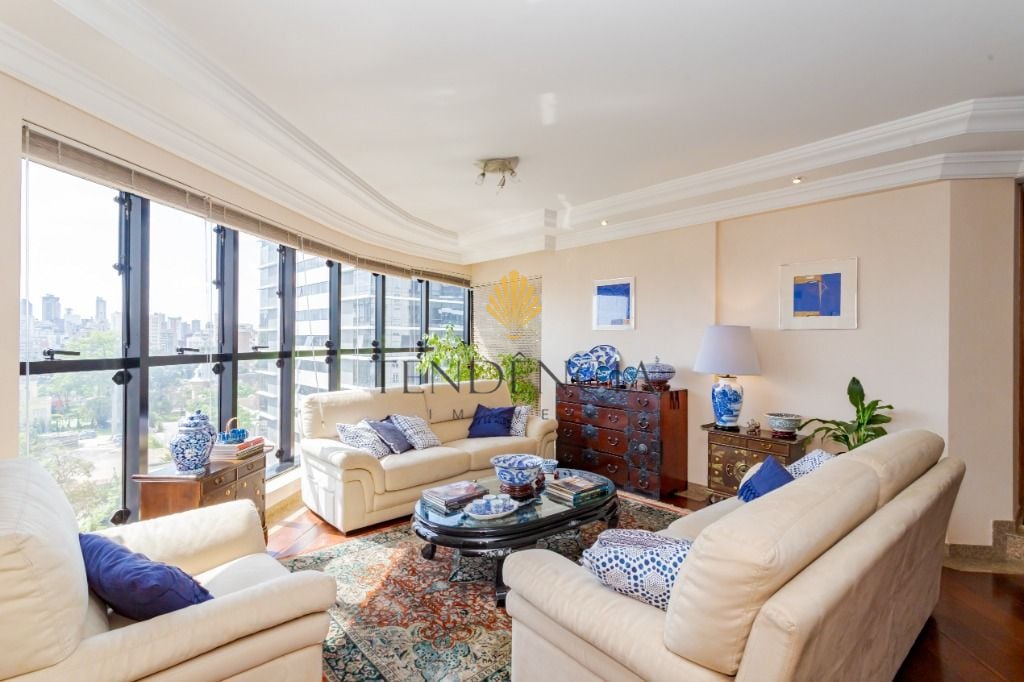 Apartamento à venda no Batel com 4 quartos, incluindo 2 suítes...