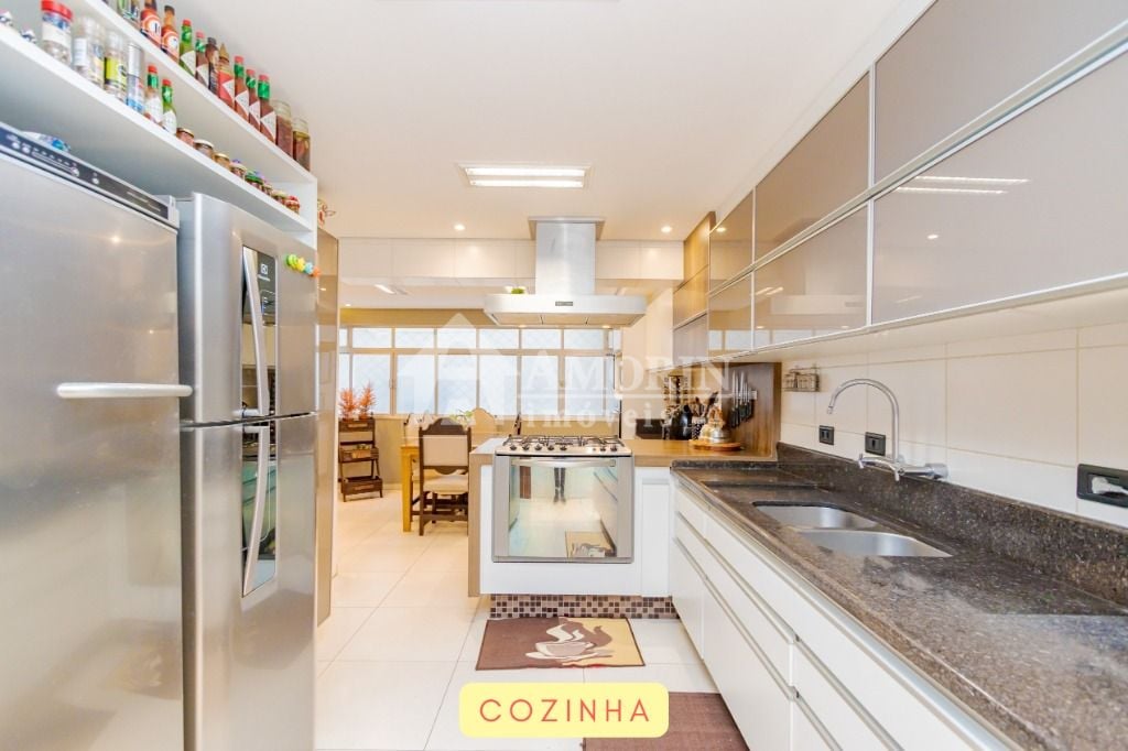 Apartamento reformado à venda com 4 suítes no Centro Cívico Cu...