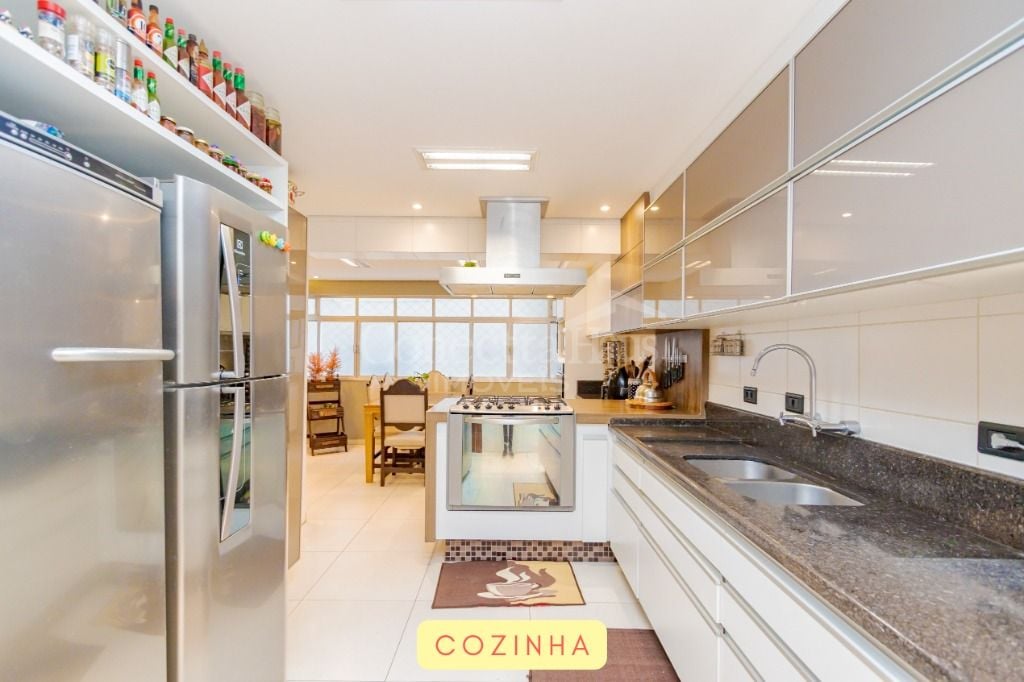 Apartamento reformado à venda com 4 suítes no Centro Cívico Cu...