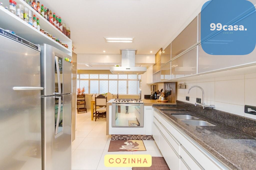 Apartamento reformado à venda com 4 suítes no Centro Cívico Cu...